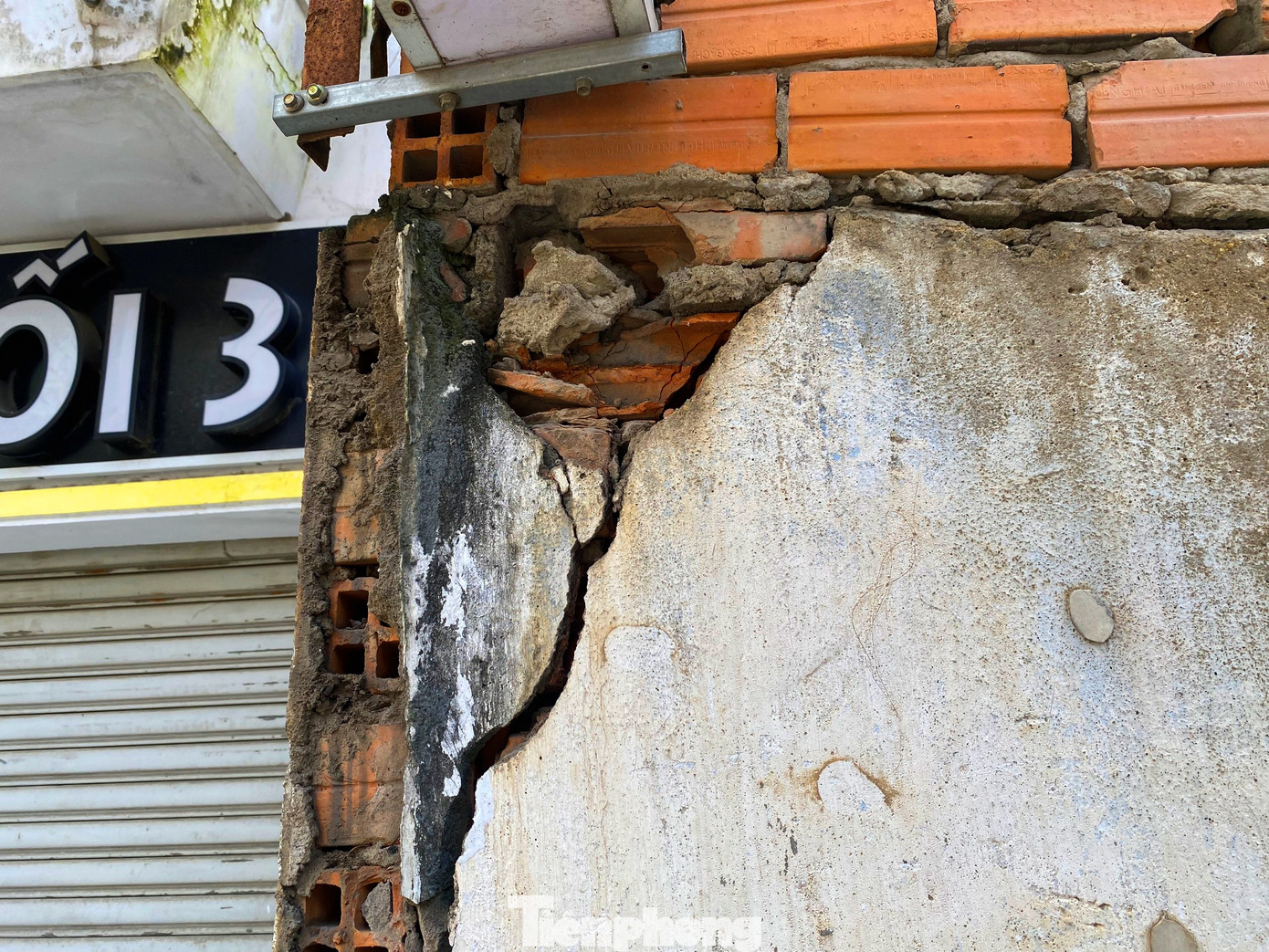 Đại diện nhà thầu cũng cho biết đã quan trắc mức độ sụt lún các ngôi nhà và theo dõi đến ngày 1/10. Sau đó, đơn vị sẽ lên phương án giải quyết, sửa chữa, khắc phục cho từng trường hợp bị ảnh hưởng. Đại diện nhà thầu cũng cho biết đã quan trắc mức độ sụt lún các ngôi nhà và theo dõi đến ngày 1/10. Sau đó, đơn vị sẽ lên phương án giải quyết, sửa chữa, khắc phục cho từng trường hợp bị ảnh hưởng.