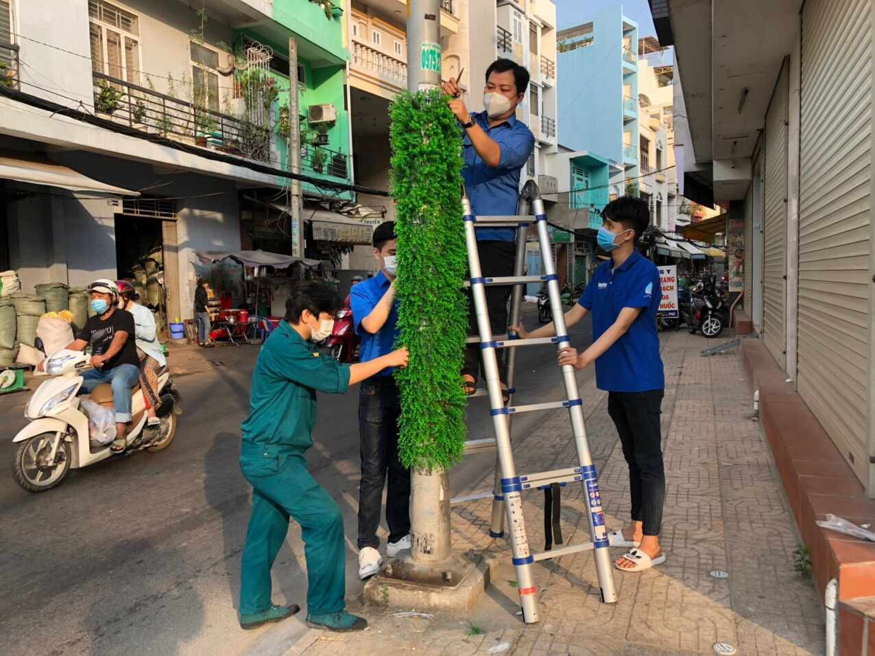 Đoàn viên, thanh niên quận 5 tham gia tổng vệ sinh, cạo xóa các rao vặt quảng cáo và hỗ trợ quấn tấm cỏ nhựa lên thân trụ đèn, cột điện. Đoàn viên, thanh niên quận 5 tham gia tổng vệ sinh, cạo xóa các rao vặt quảng cáo và hỗ trợ quấn tấm cỏ nhựa lên thân trụ đèn, cột điện.