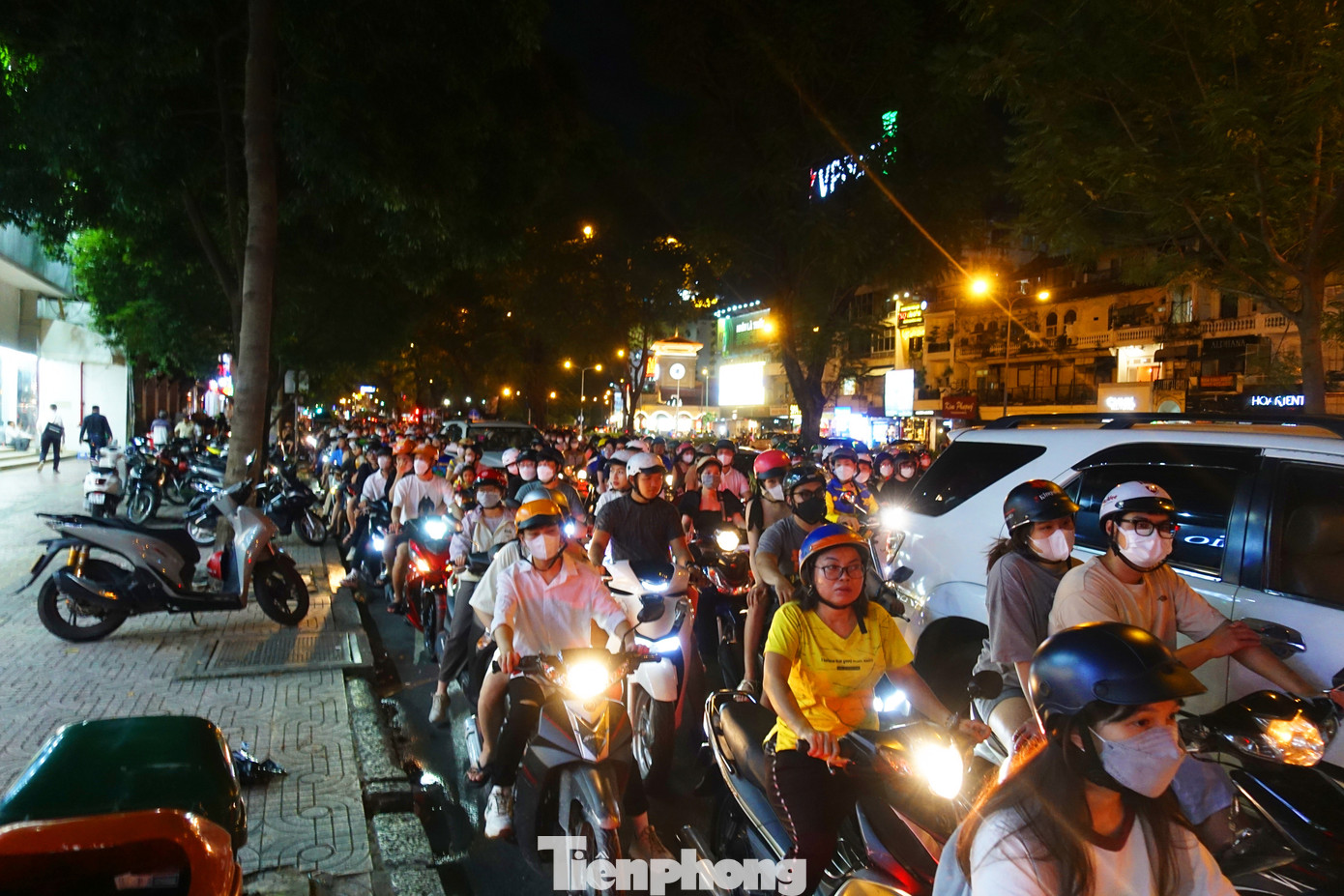 Tối 29/9 (15/8 âm lịch), hàng nghìn người dân đổ về các tuyến đường trung tâm TPHCM để đi chơi nhân dịp Trung thu. Hình ảnh tại đường Lê Lợi (quận 1).