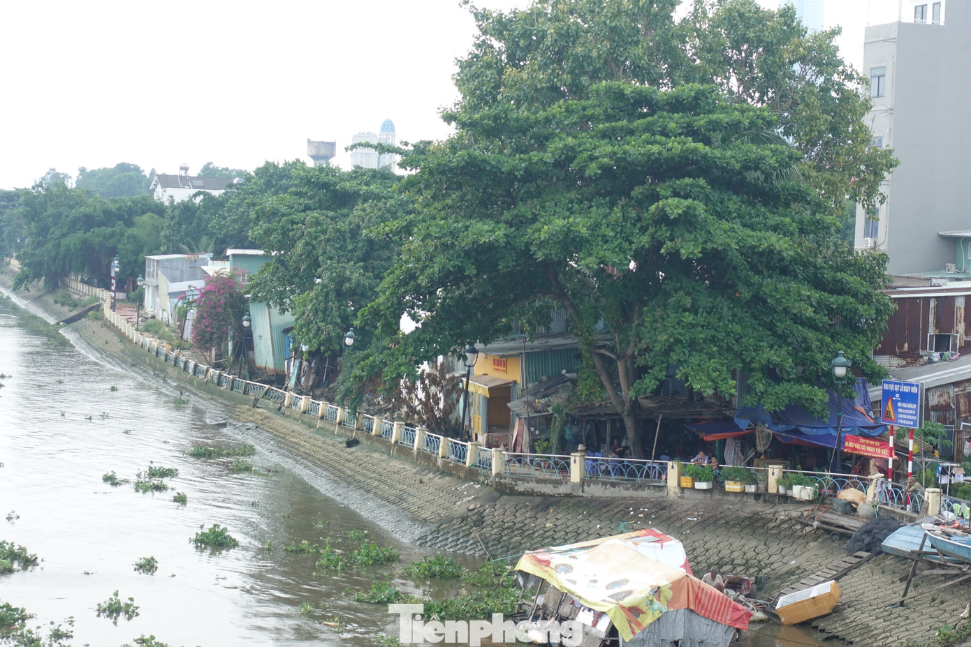 Cuối tháng 6/2023, một đoạn kênh Thanh Đa (phường 25, quận Bình Thạnh) xảy ra tình trạng sạt lở. Vị trí sạt lở nằm ở bờ phải, cách hạ lưu cầu Kinh Thanh Đa khoảng 50m.