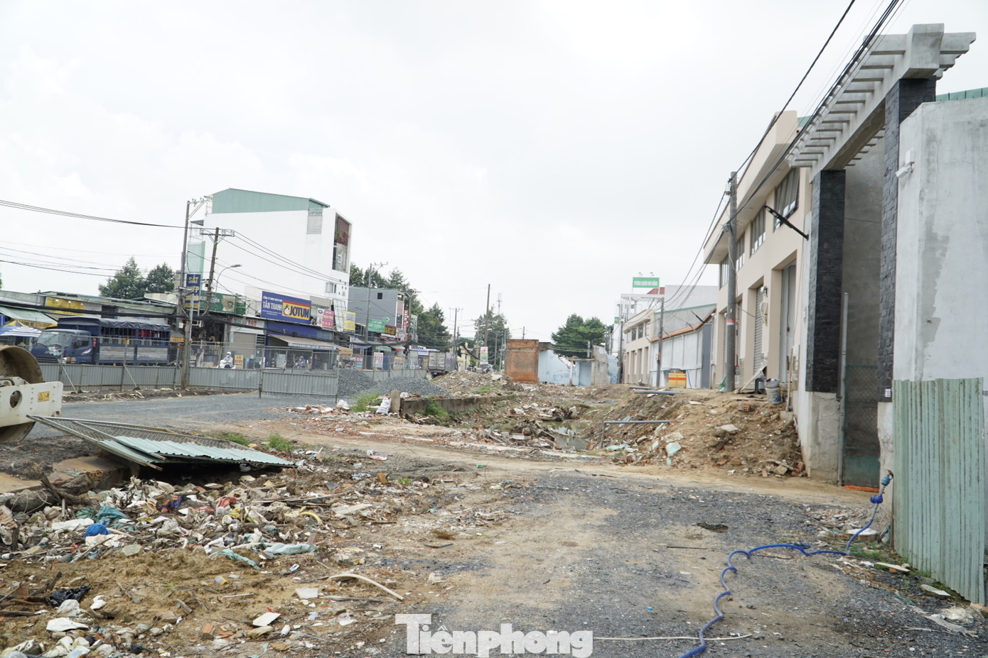 Việc này dẫn đến chậm tiến độ tổ chức di dời hạ tầng kỹ thuật (lưới điện, cấp nước, viễn thông) vào ranh dự án theo kế hoạch. Do đó, dự án vẫn chưa thi công được hệ thống thoát nước D2000, mố M1 và đường tạm tổ chức giao thông.