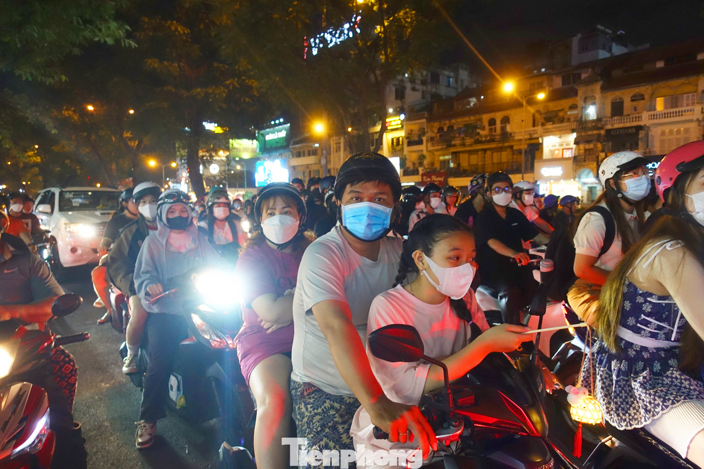 Từ hơn 20h, các tuyến đường xung quanh khu vực phố đi bộ Nguyễn Huệ và công viên bến Bạch Đằng (quận 1) đã tấp nập người và phương tiện.