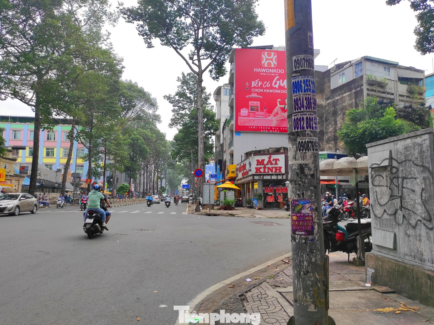 Sau khi được "tháo lớp áo cỏ nhân tạo", loạt trụ điện, trụ đèn ở quận 1 lộ vẻ nhếch nhác.