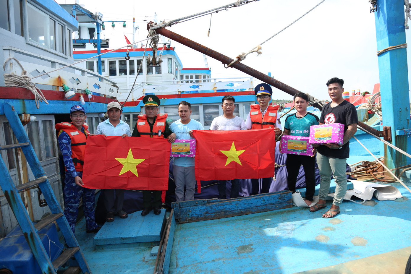 Tặng quà và cờ Tổ quốc cho ngư dân huyện đảo Phú Quý (tỉnh Bình Thuận). Tặng quà và cờ Tổ quốc cho ngư dân huyện đảo Phú Quý (tỉnh Bình Thuận).