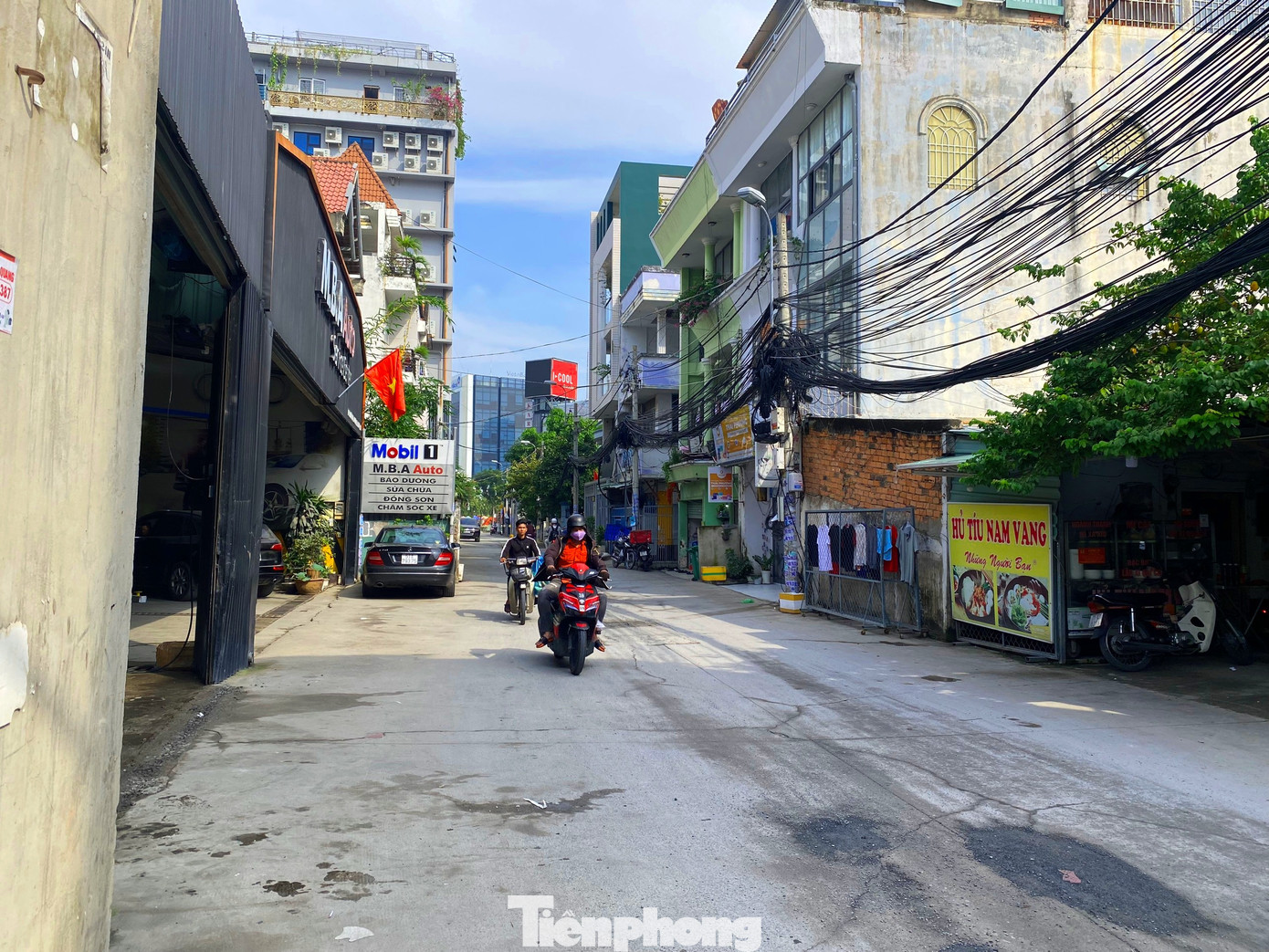 Mặt đường số 18 cũng có dấu hiệu bị nứt. Mặt đường số 18 cũng có dấu hiệu bị nứt.