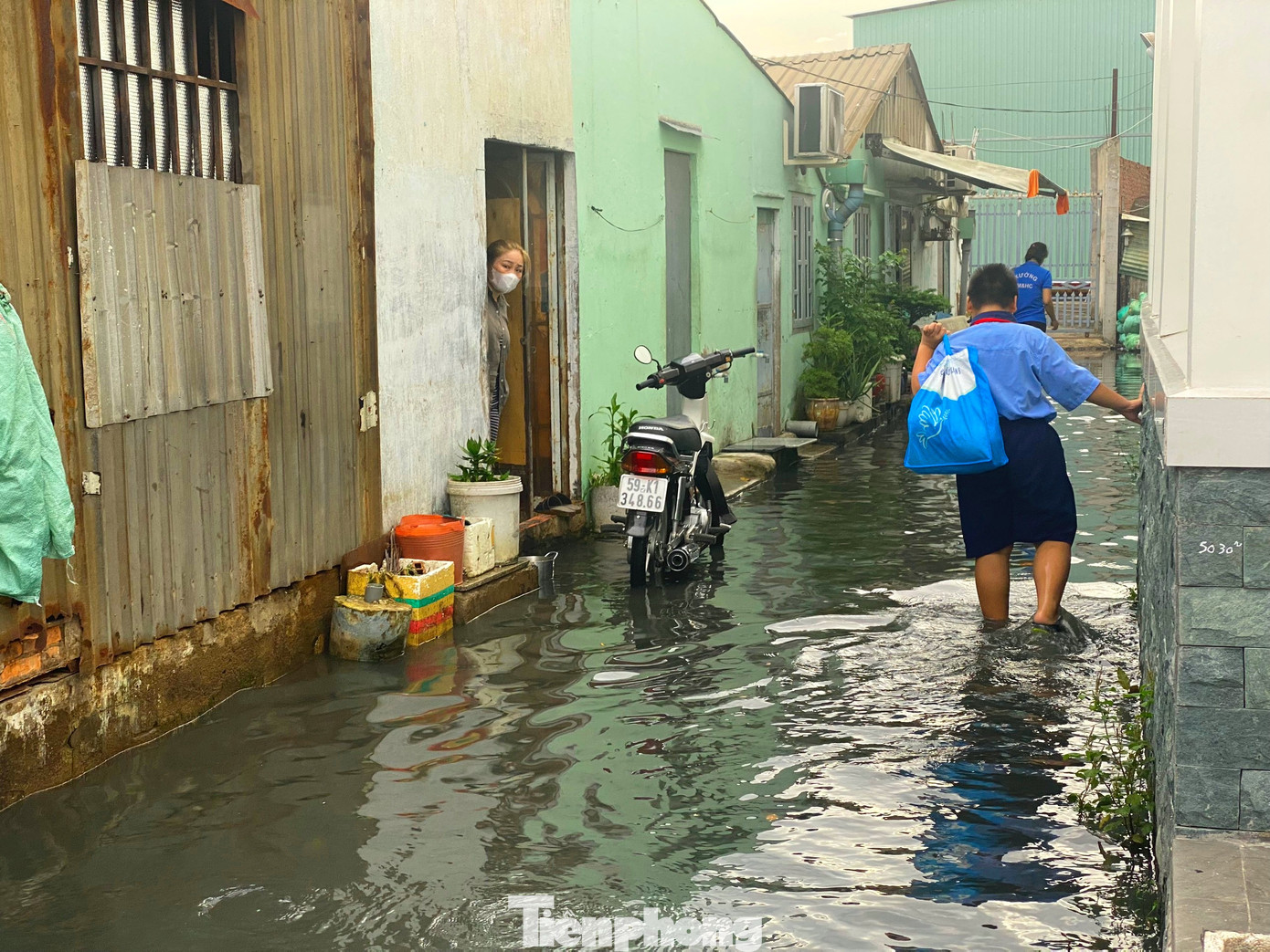"Khu vực này khá thấp và thường xuyên ngập khi có triều cường. Mỗi lần nước ngập là kéo dài khoảng 2 tiếng đồng hồ, sau đó mới rút dần"- bà Nguyễn Thị Ngọc Cẩm (ngụ đường Nguyễn Văn Luông, phường 10, quận 6) chia sẻ. "Khu vực này khá thấp và thường xuyên ngập khi có triều cường. Mỗi lần nước ngập là kéo dài khoảng 2 tiếng đồng hồ, sau đó mới rút dần"- bà Nguyễn Thị Ngọc Cẩm (ngụ đường Nguyễn Văn Luông, phường 10, quận 6) chia sẻ.
