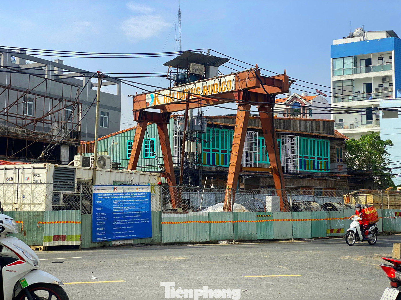 Cách nơi xảy ra vụ sụt lún không xa là Dự án vệ sinh môi trường TPHCM (giai đoạn 2). Cách nơi xảy ra vụ sụt lún không xa là Dự án vệ sinh môi trường TPHCM (giai đoạn 2).