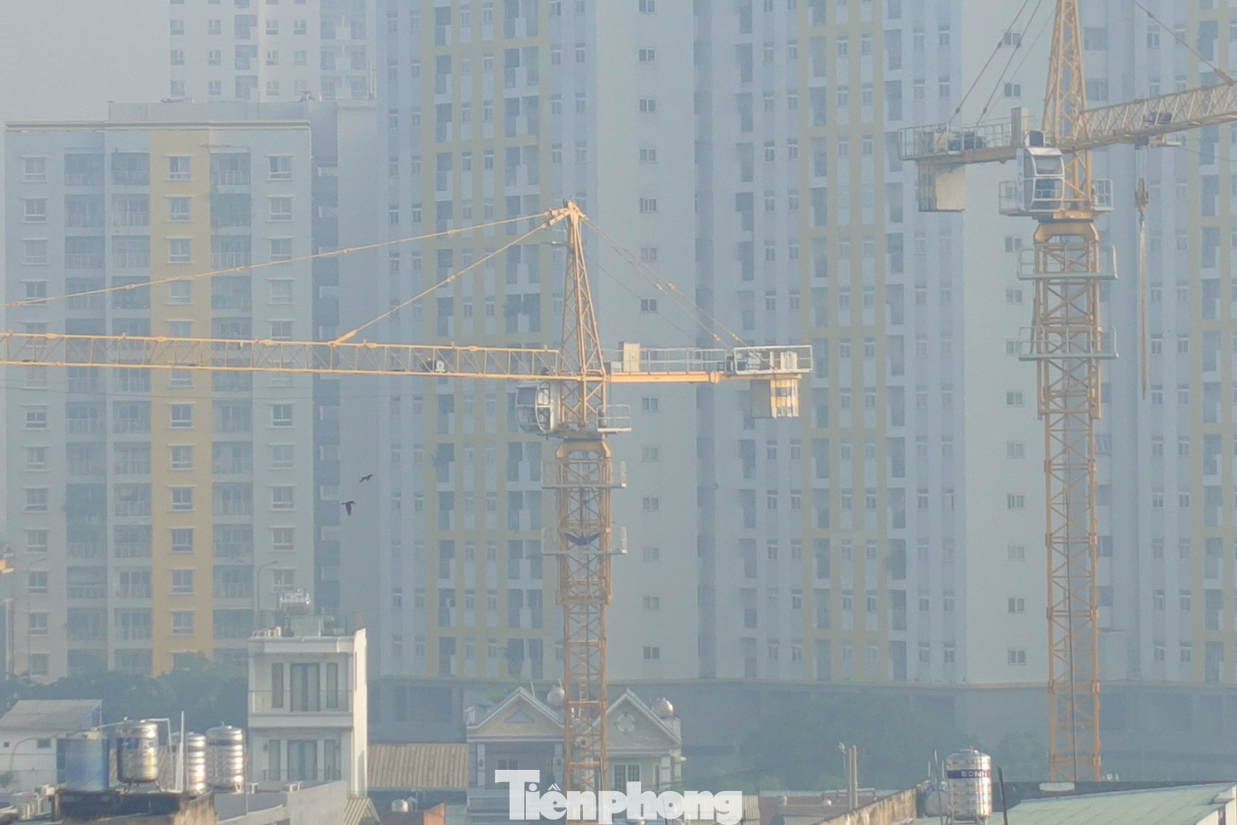 Nhiều tòa nhà ở quận 8, TPHCM chìm sau màn sương mờ vào sáng 22/9.