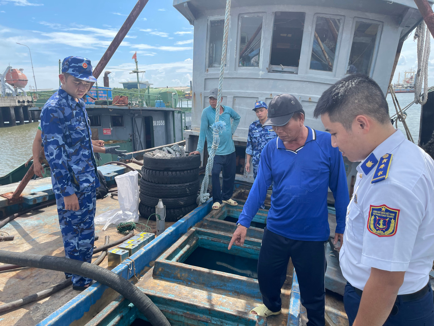 Lực lượng chức năng kiểm tra hàng hóa trên tàu. Ảnh: Bộ Tư lệnh Vùng Cảnh sát biển 3 cung cấp Lực lượng chức năng kiểm tra hàng hóa trên tàu. Ảnh: Bộ Tư lệnh Vùng Cảnh sát biển 3 cung cấp