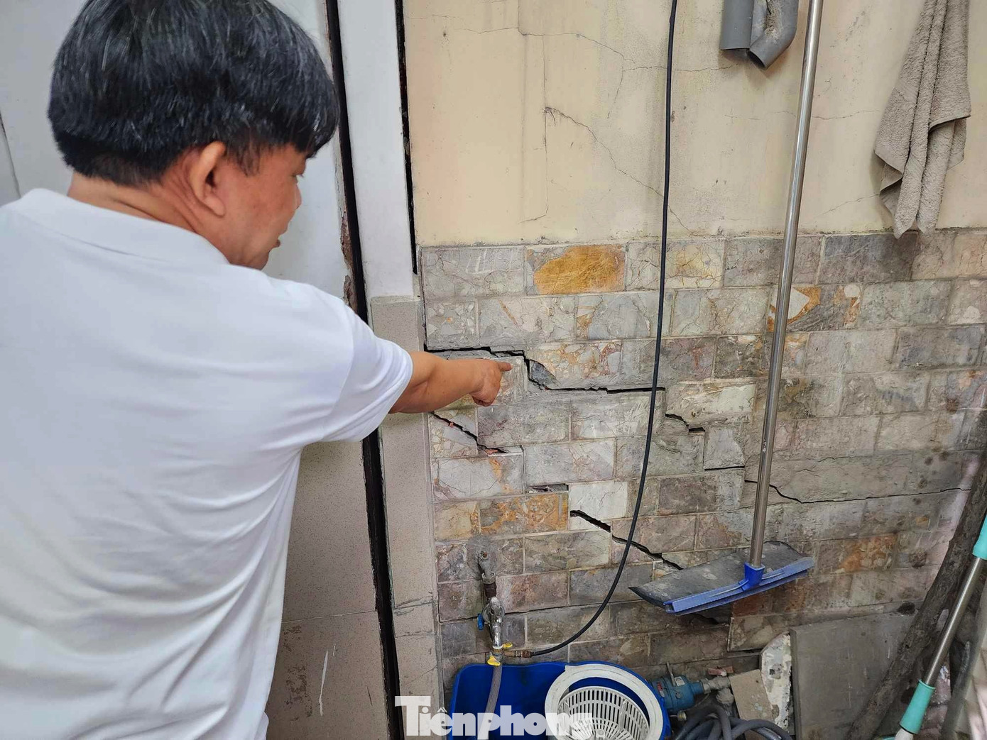 Chia sẻ với PV, người dân khu vực cho biết, sở dĩ nhà của họ bị nứt do hoạt động thi công đào cống thoát nước ngầm dưới lòng đất. Chia sẻ với PV, người dân khu vực cho biết, sở dĩ nhà của họ bị nứt do hoạt động thi công đào cống thoát nước ngầm dưới lòng đất.