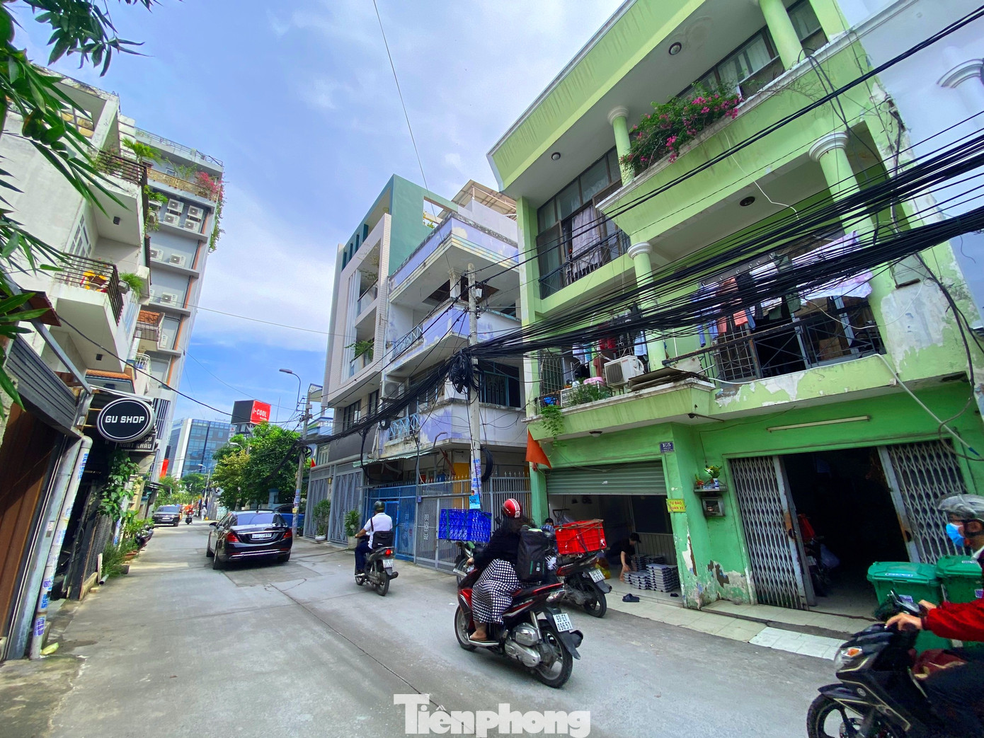 Trước đó, đêm 22/9, đơn vị thi công đã dùng robot đào hầm dưới lòng đất, phía dưới đường số 18 để đấu nối hệ thống thoát nước mưa từ đường Lương Định Của với đường Trần Não. Trước đó, đêm 22/9, đơn vị thi công đã dùng robot đào hầm dưới lòng đất, phía dưới đường số 18 để đấu nối hệ thống thoát nước mưa từ đường Lương Định Của với đường Trần Não.