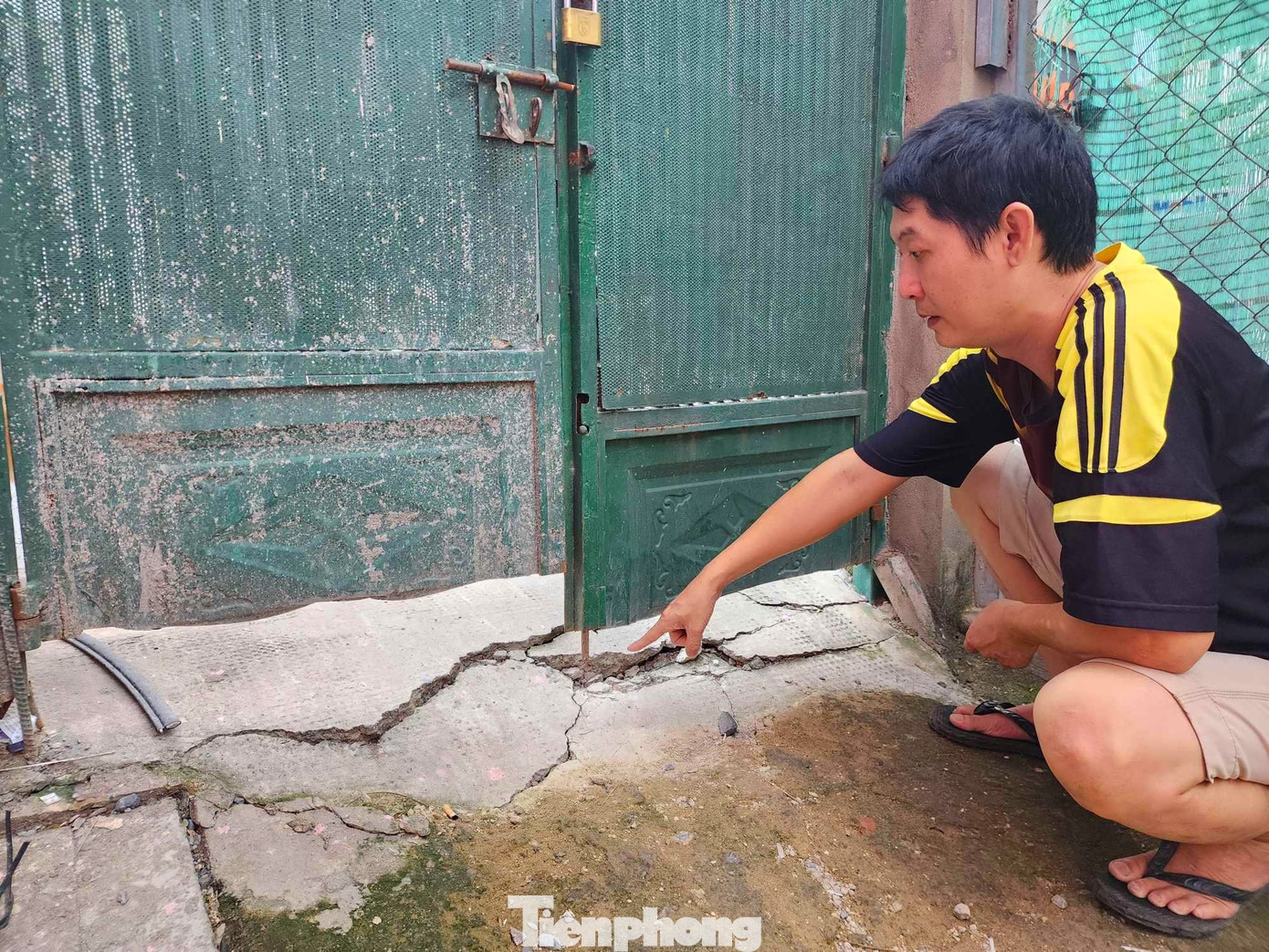 Anh Nguyễn Văn Dũng (ngụ đường số 18, phường An Khánh, TP Thủ Đức) cho biết, nhà anh bị nứt ở nhiều vị trí ở nhà bếp, nhà vệ sinh. Nền bị lún cũng khiến cổng nhà anh bị xô lệch không thể đóng kín. Anh Nguyễn Văn Dũng (ngụ đường số 18, phường An Khánh, TP Thủ Đức) cho biết, nhà anh bị nứt ở nhiều vị trí ở nhà bếp, nhà vệ sinh. Nền bị lún cũng khiến cổng nhà anh bị xô lệch không thể đóng kín.