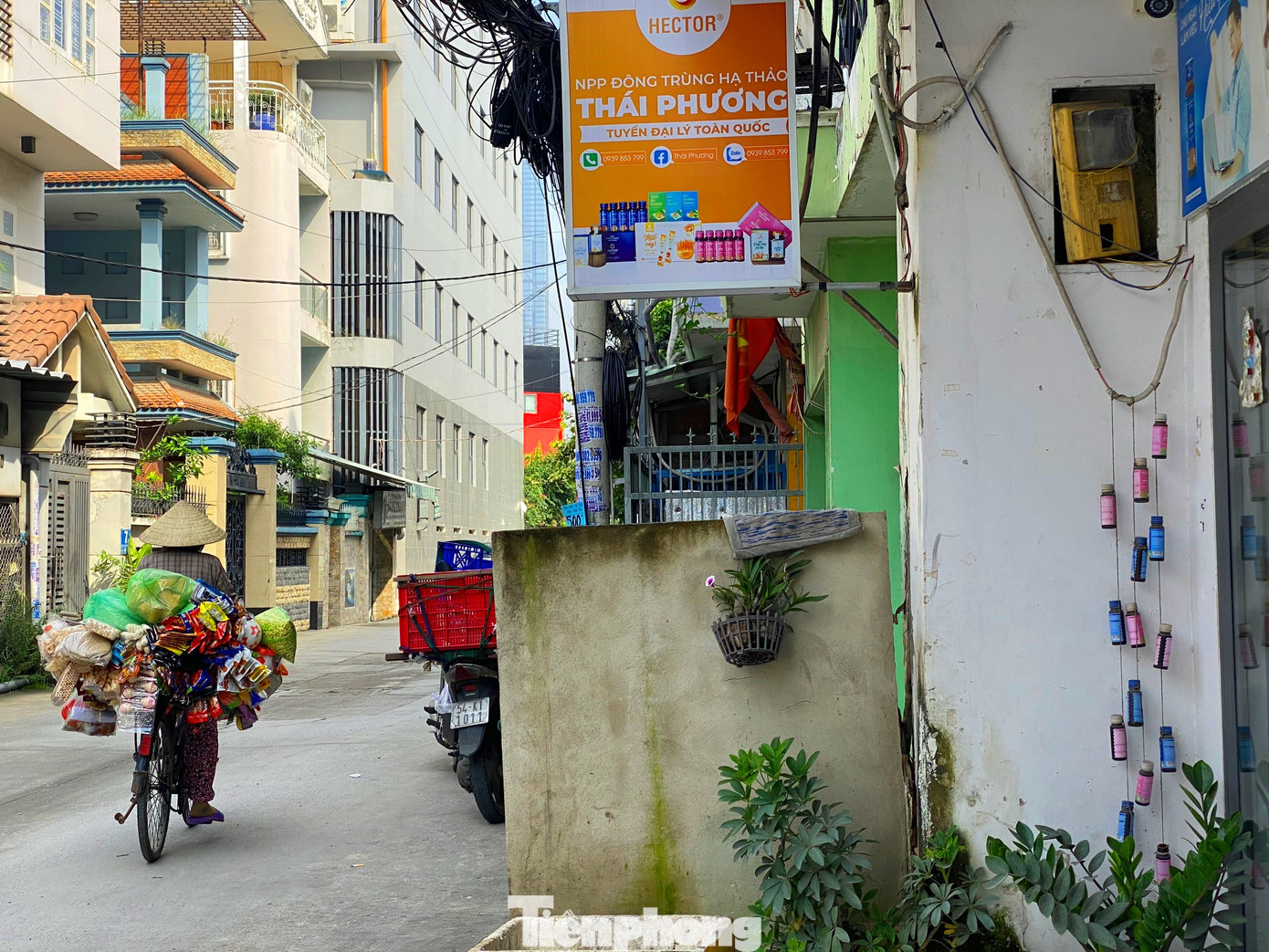 Theo ghi nhận của PV, sáng 29/9, một số căn nhà trên đường số 18, phường An Khánh, TP Thủ Đức (TPHCM) có dấu hiệu bị sụt lún, tường nhà có dấu hiệu bị nghiêng. Theo ghi nhận của PV, sáng 29/9, một số căn nhà trên đường số 18, phường An Khánh, TP Thủ Đức (TPHCM) có dấu hiệu bị sụt lún, tường nhà có dấu hiệu bị nghiêng.