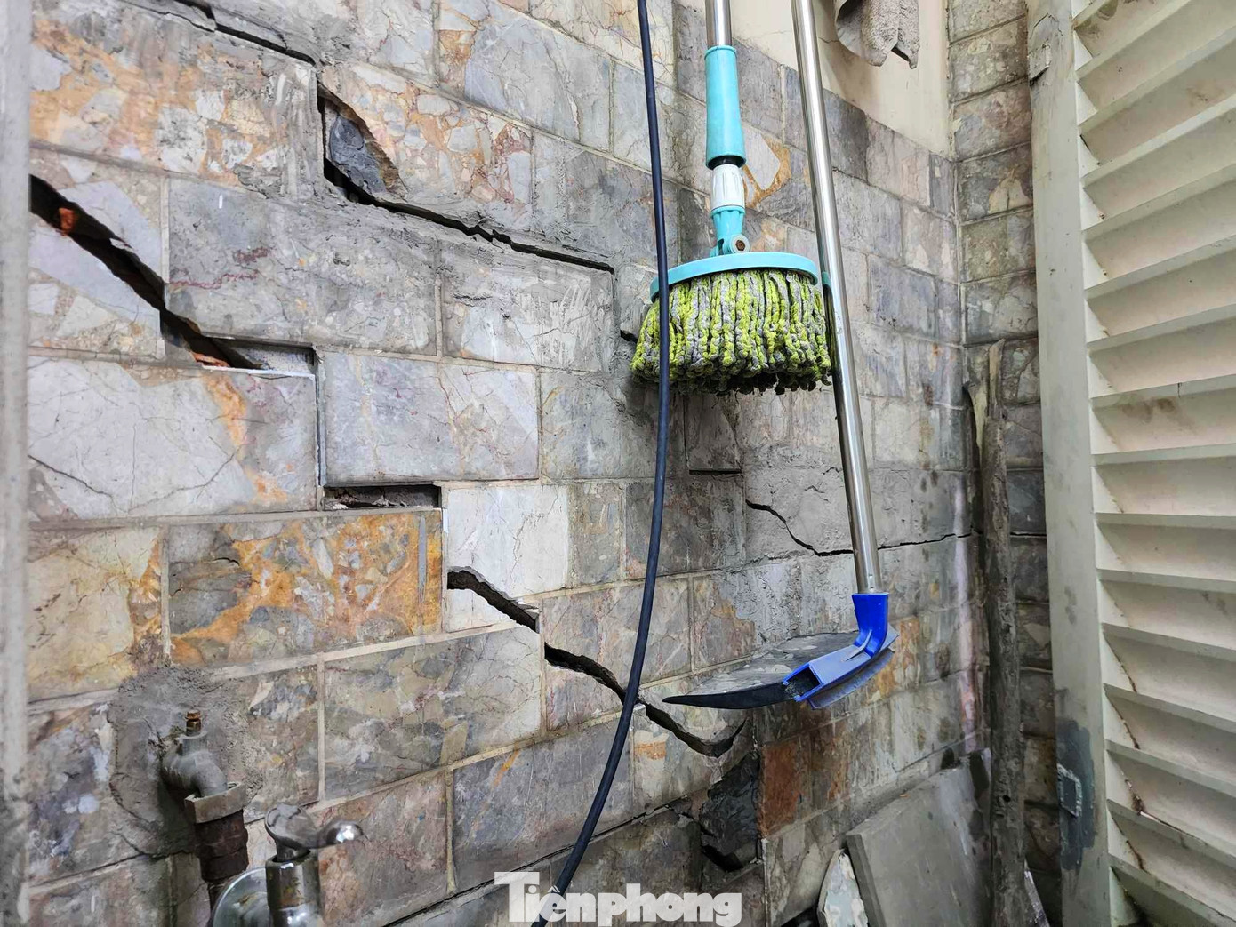 UBND phường An Khánh (TP Thủ Đức) cho biết, qua khảo sát cho thấy đơn vị thi công công trình thu gom nước thải trên đường Lương Định Của (thuộc dự án vệ sinh môi trường TPHCM giai đoạn 2) đã dùng robot đào đường cống bên dưới lòng đất đường số 18 và gây ảnh hưởng đến gần 15 nhà dân. UBND phường An Khánh (TP Thủ Đức) cho biết, qua khảo sát cho thấy đơn vị thi công công trình thu gom nước thải trên đường Lương Định Của (thuộc dự án vệ sinh môi trường TPHCM giai đoạn 2) đã dùng robot đào đường cống bên dưới lòng đất đường số 18 và gây ảnh hưởng đến gần 15 nhà dân.