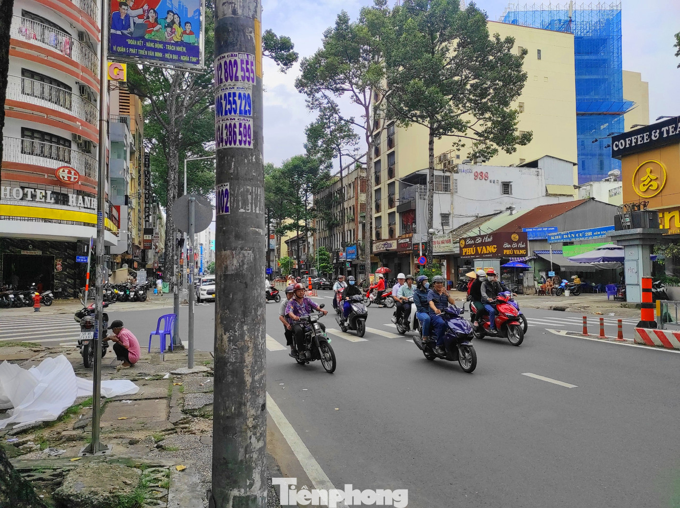 Theo ghi nhận của PV vào sáng 23/9, một số tấm cỏ nhựa, cỏ nhân tạo được quấn quanh các trụ điện, trụ đèn chiếu sáng ở quận 5 (TPHCM) đã được tháo gỡ.