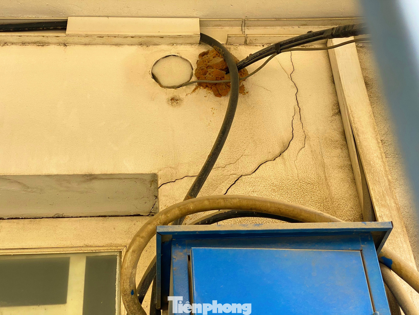 Nhiều vị trí tường nhà dân có dấu hiệu bị nứt. Nhiều vị trí tường nhà dân có dấu hiệu bị nứt.