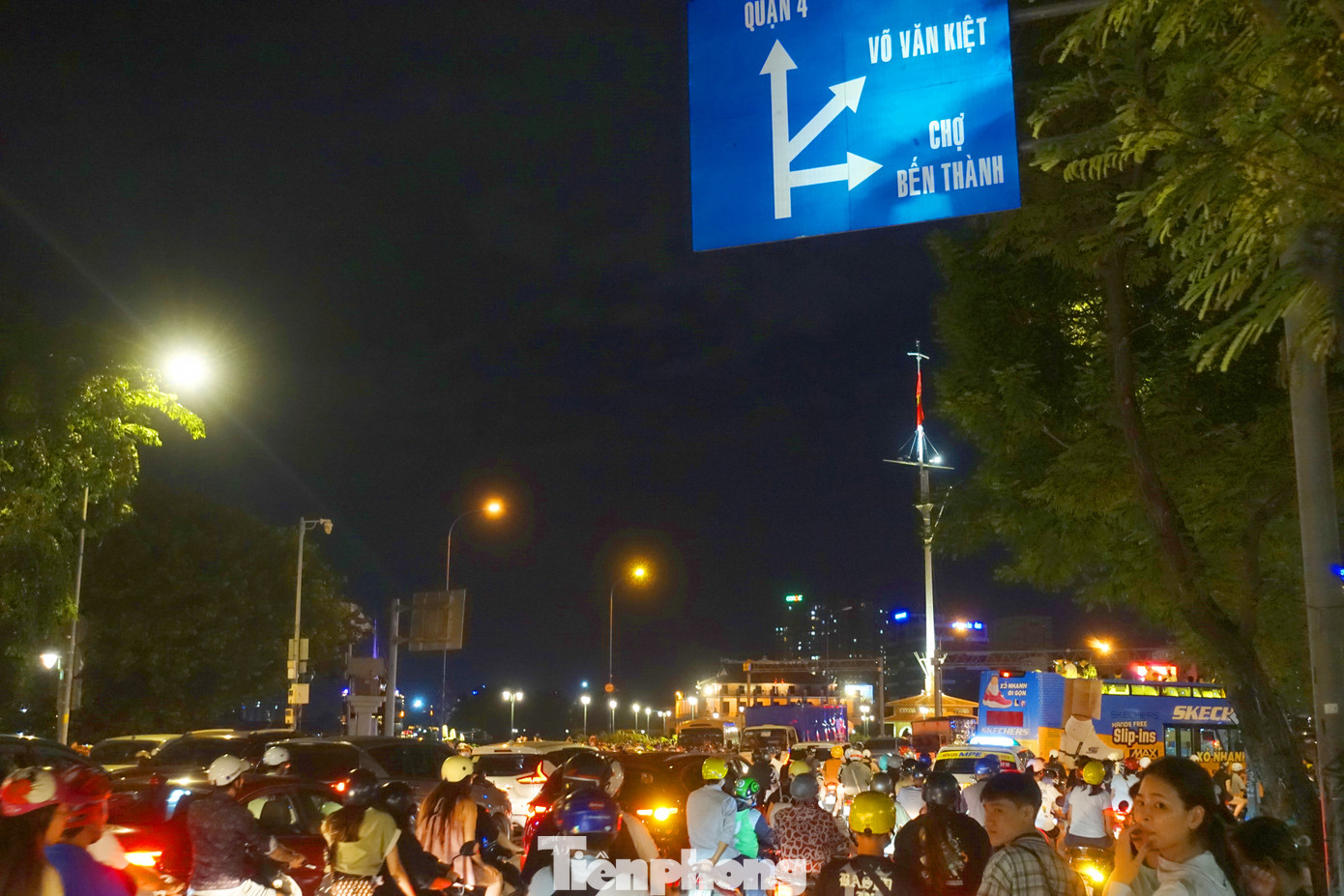 Khu vực đường Tôn Đức Thắng (đoạn dưới chân cầu Khánh Hội và cột cờ Thủ Ngữ, quận 1) ken cứng người và phương tiện.