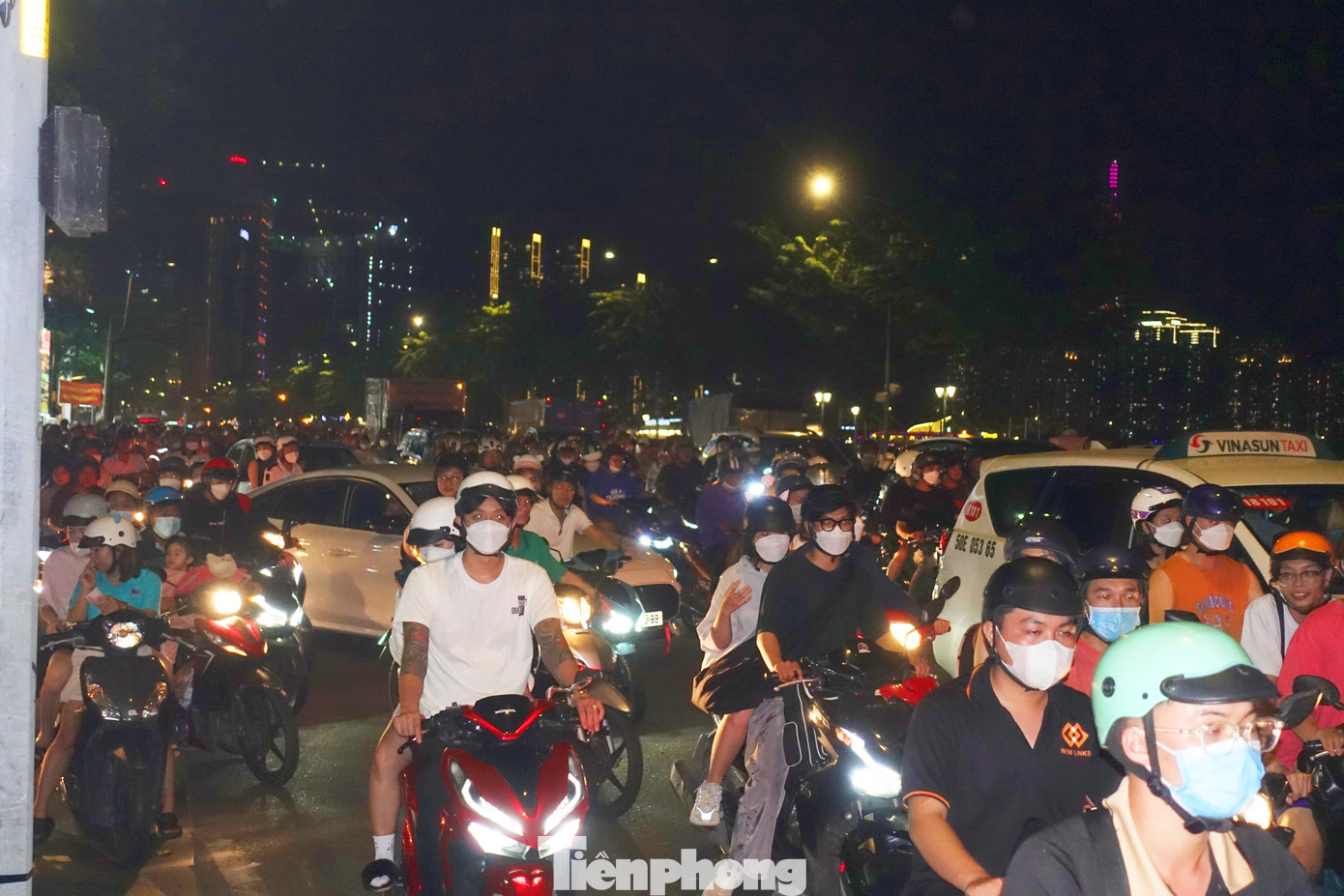 Khu vực đường Tôn Đức Thắng (quận 1) lúc 20h30.