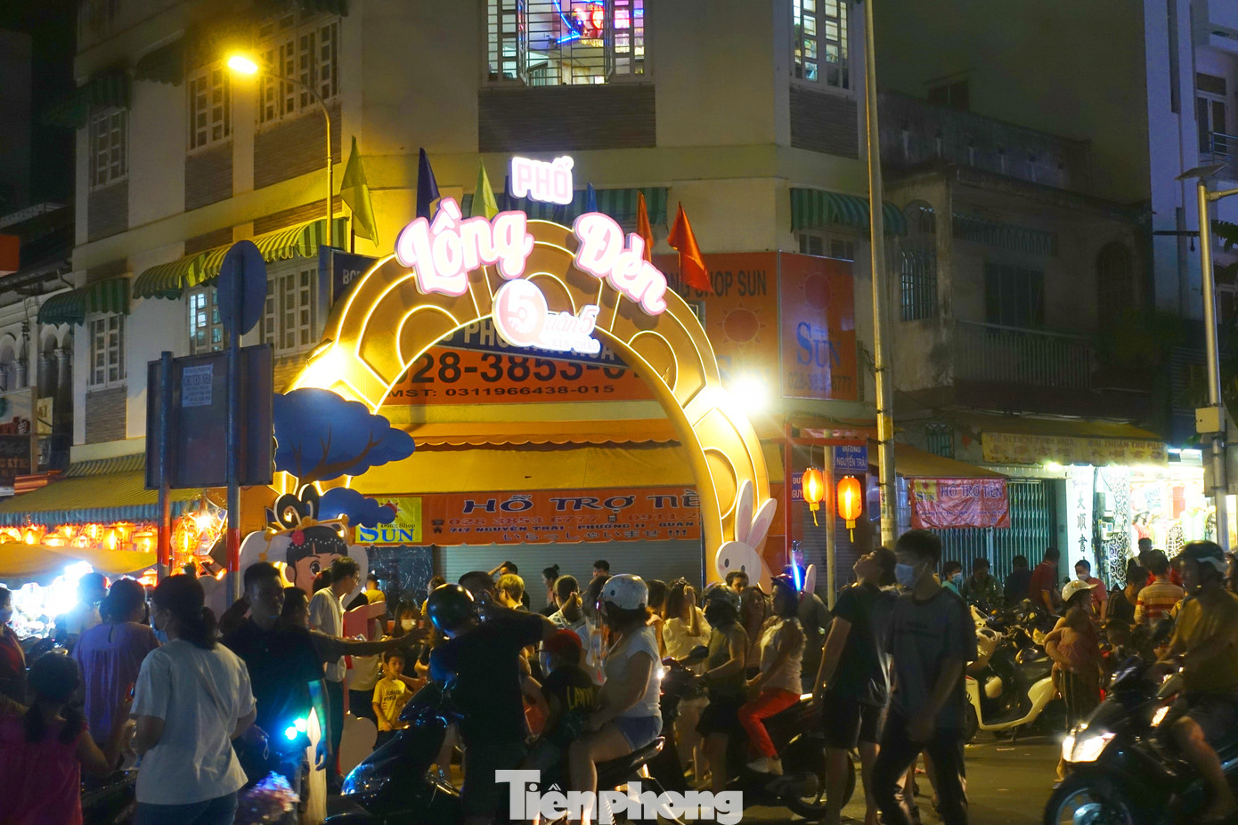 Trong khi đó, các tuyến đường xung quanh khu vực phố quận 5 cũng luôn trong tình trạng đông đúc.