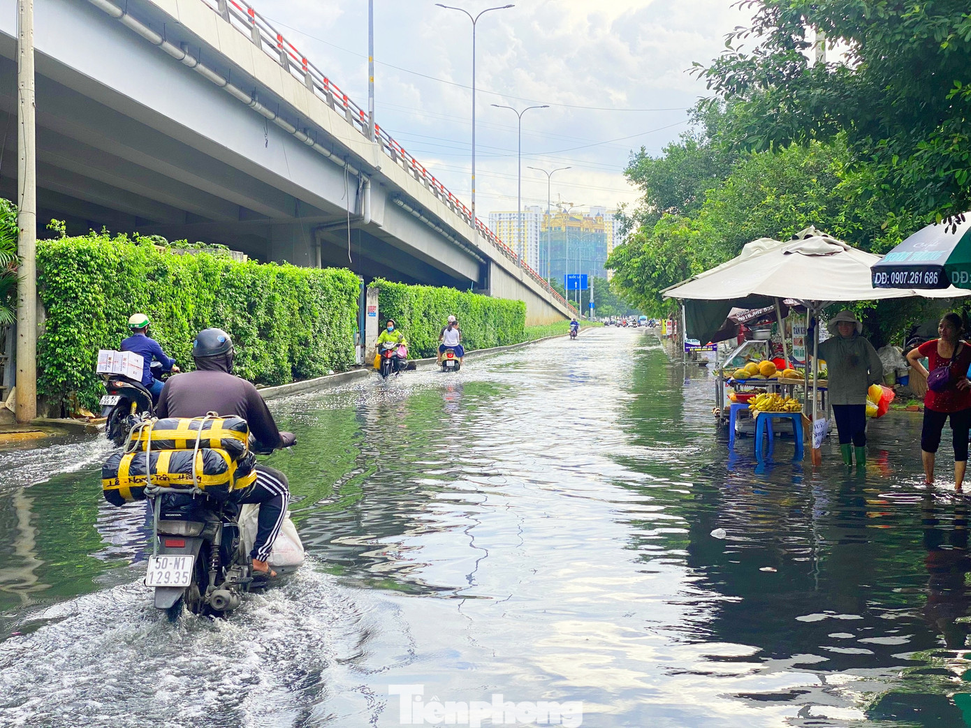 Theo ghi nhận của PV, điểm giao giữa đường Nguyễn Văn Luông với đường Võ Văn Kiệt và một đoạn ngắn đường Võ Văn Kiệt (cạnh cầu Lò Gốm, quận 6) bị ngập sâu khiến các phương tiện di chuyển khó khăn. Theo ghi nhận của PV, điểm giao giữa đường Nguyễn Văn Luông với đường Võ Văn Kiệt và một đoạn ngắn đường Võ Văn Kiệt (cạnh cầu Lò Gốm, quận 6) bị ngập sâu khiến các phương tiện di chuyển khó khăn.