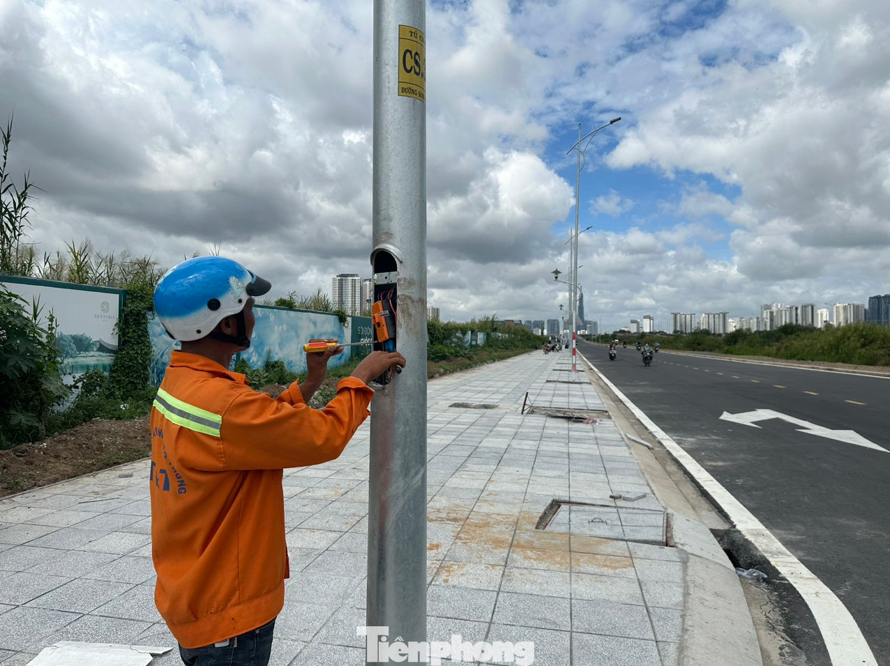 Công nhân tiến hành sửa chữa, khắc phục hệ thống đèn chiếu sáng. Ảnh: CTV Công nhân tiến hành sửa chữa, khắc phục hệ thống đèn chiếu sáng. Ảnh: CTV