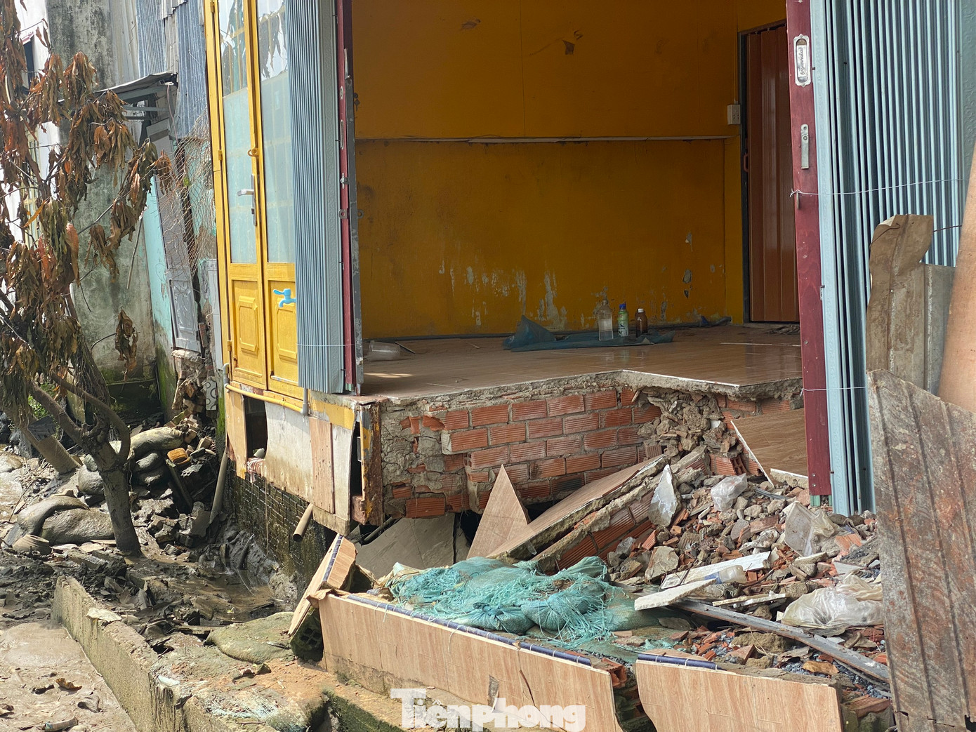 Một số ngôi nhà cạnh bờ kênh bị lún nứt, nguy cơ sạt lở rất cao. So với thời điểm 3 tháng trước, hiện trạng khu vực này hầu như không có sự thay đổi.