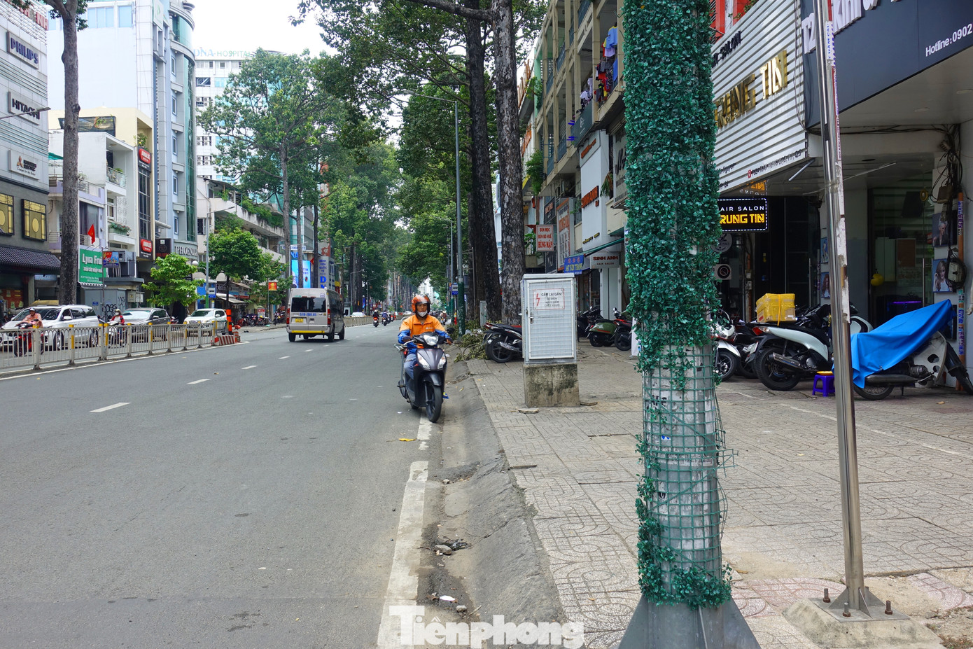 Theo đại diện Uỷ ban Mặt trận Tổ quốc Việt Nam quận 5 (đơn vị phát động, chủ trì thực hiện mô hình) cho biết, địa phương đang tháo gỡ những thảm cỏ bị xuống cấp, hư hỏng. Đồng thời, đánh giá lại hiệu quả của mô hình sau 4 năm triển khai.