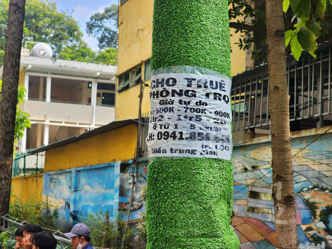 Một tờ rao vặt cho thuê phòng trọ dán đè lên phần cỏ nhựa gây mất mỹ quan. Một tờ rao vặt cho thuê phòng trọ dán đè lên phần cỏ nhựa gây mất mỹ quan.