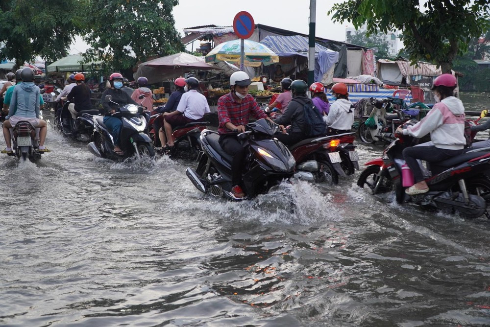 Đường Trần Xuân Soạn (quận 7, TPHCM) ngập do triều cường Rằm tháng 9 Âm lịch 2022. Ảnh: Hữu Huy