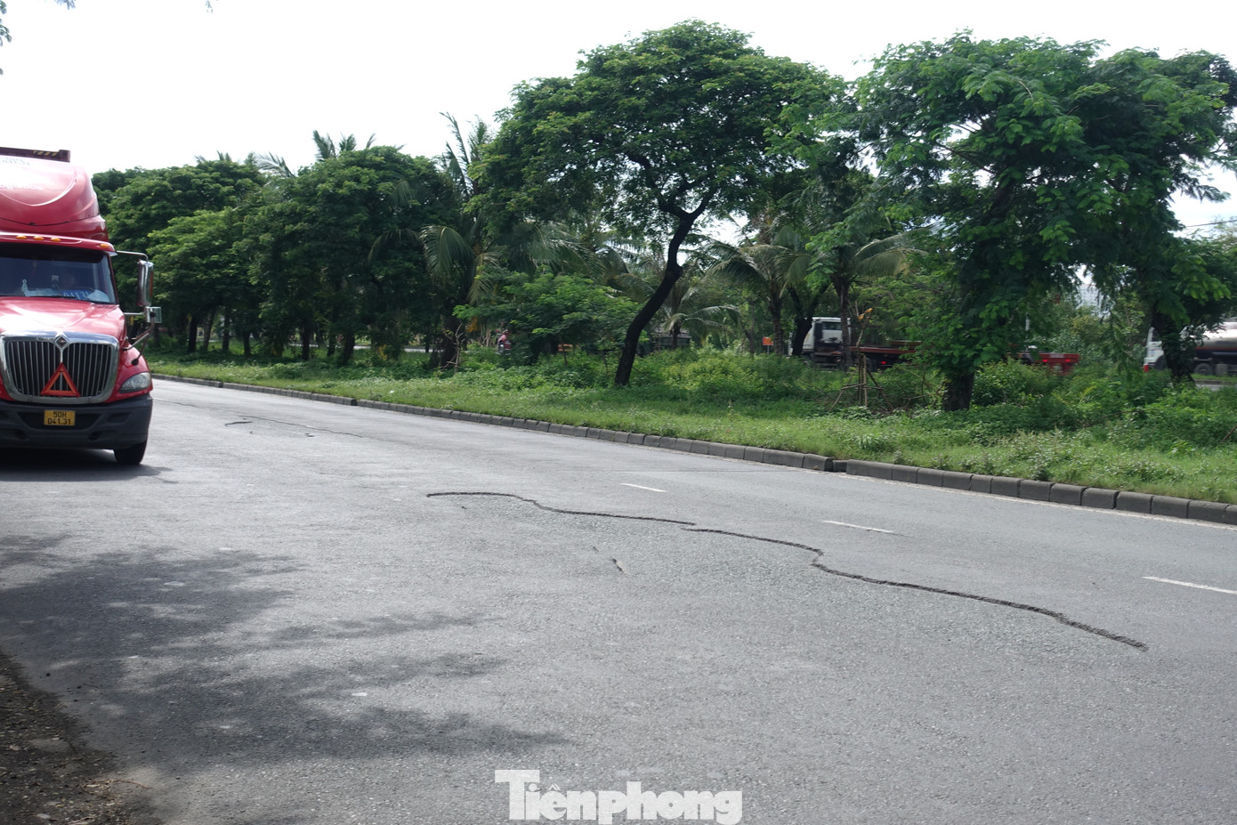 Tuyến đường có lưu lượng phương tiện xe tải, xe đầu kéo container di chuyển khá cao, tấp nập. Ảnh: Hữu Huy