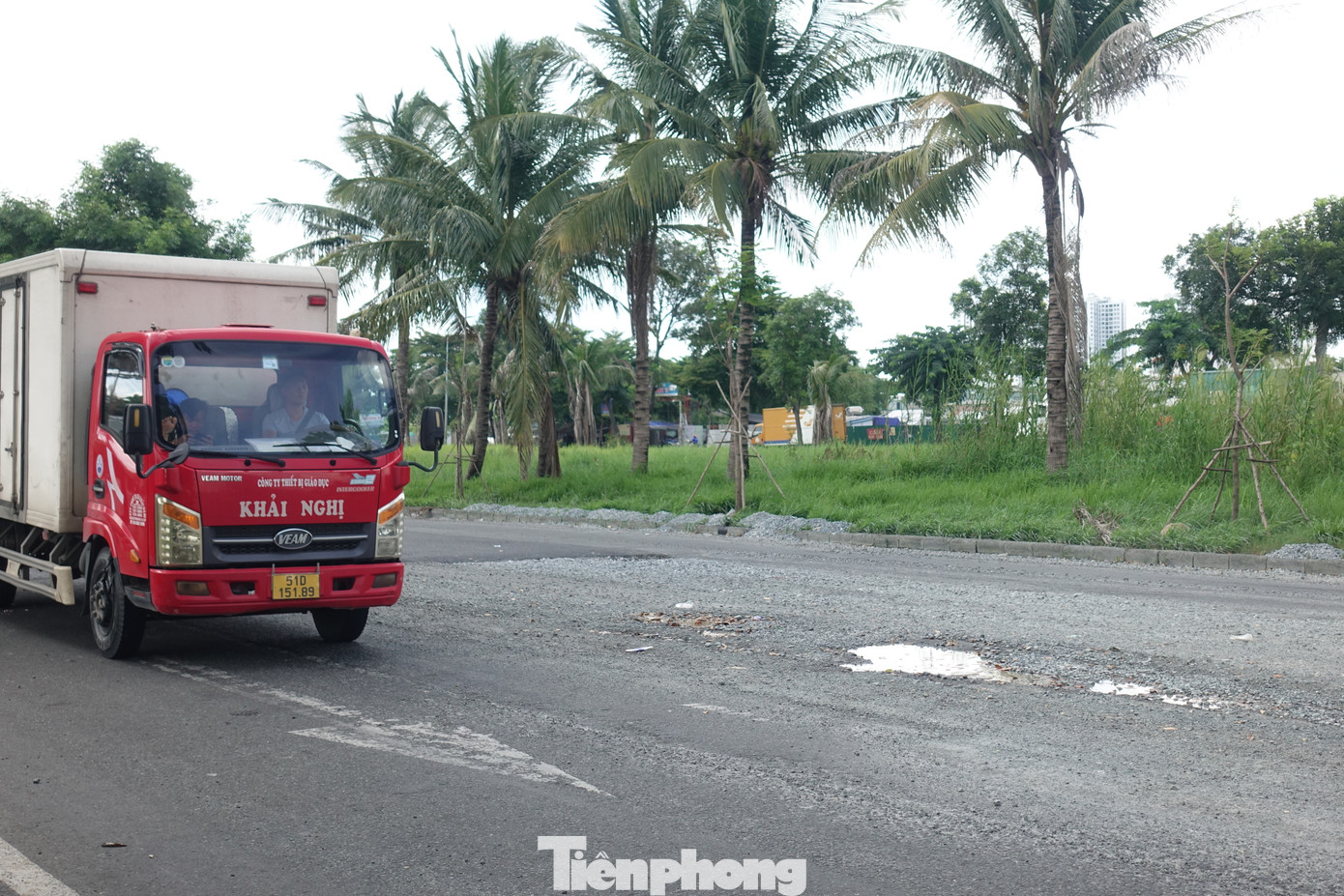Đối với những vị trí mặt đường hư hỏng tạo ổ gà sâu, đơn vị quản lý, khai thác và bảo trì công trình phải tái lập mặt đường ngay, đảm bảo an toàn giao thông. Ảnh: Hữu Huy
