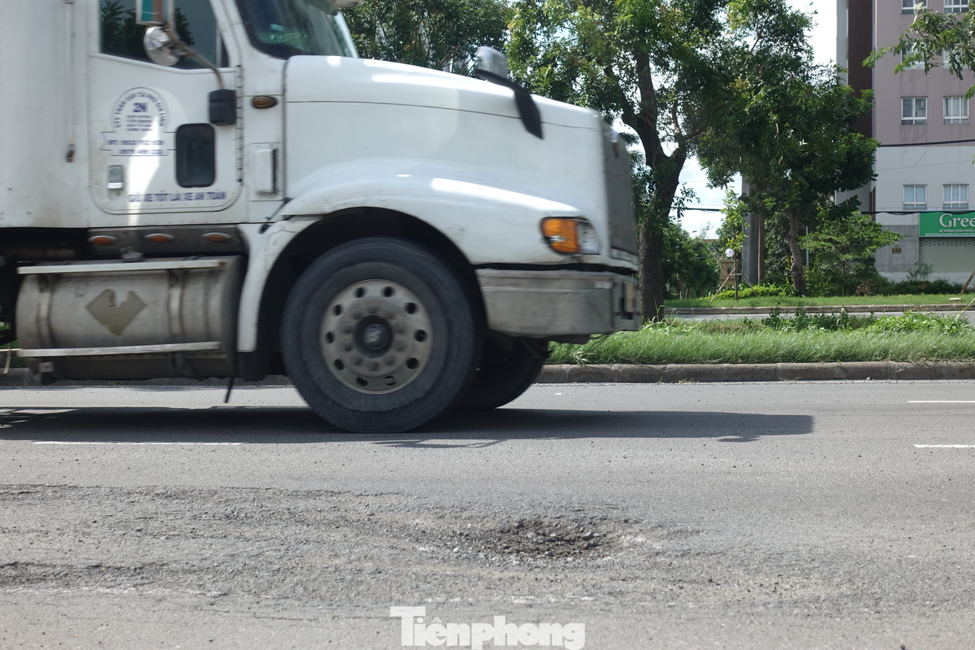 Trước thực trạng trên, Sở GTVT TPHCM đã yêu cầu Công ty Phú Mỹ Hưng khẩn trương sửa chữa toàn bộ các vị trí mặt đường hư hỏng trên đường Nguyễn Văn Linh (đặc biệt là tại đoạn đường từ Trạm thu phí đến quốc lộ 1), hoàn thành trước ngày 30/9.