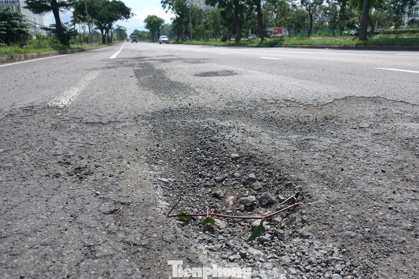 Vì vậy, mặt đường qua khu vực này thường xuyên xảy ra tình trạng xuống cấp. Ảnh: Hữu Huy