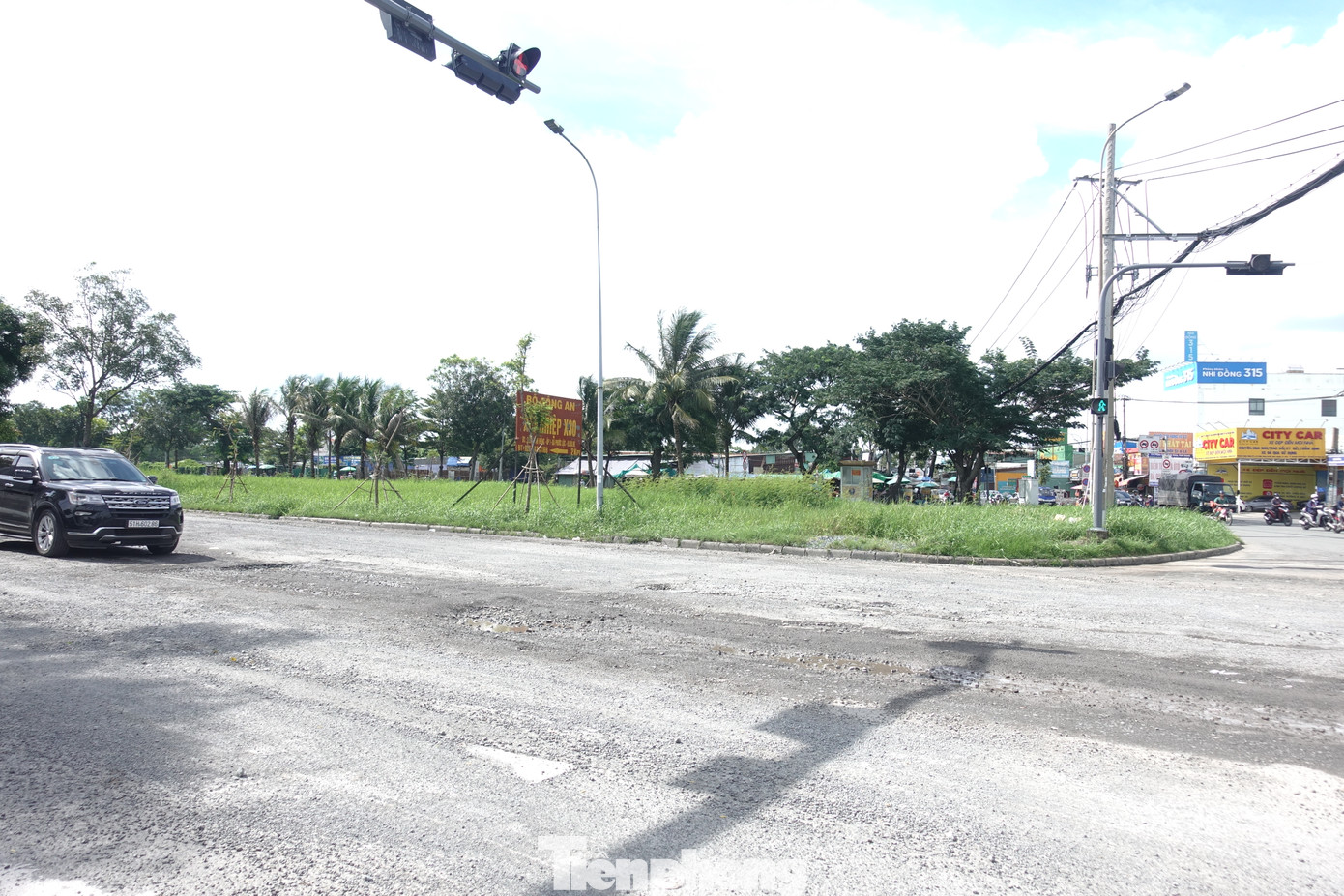 Điểm giao giữa đường Nguyễn Văn Linh - đường Chánh Hưng (huyện Bình Chánh) có nhiều vị trí xuống cấp, mặt đường chi chít &quot;ổ gà&quot;, &quot;ổ voi&quot;. Ảnh: Hữu Huy