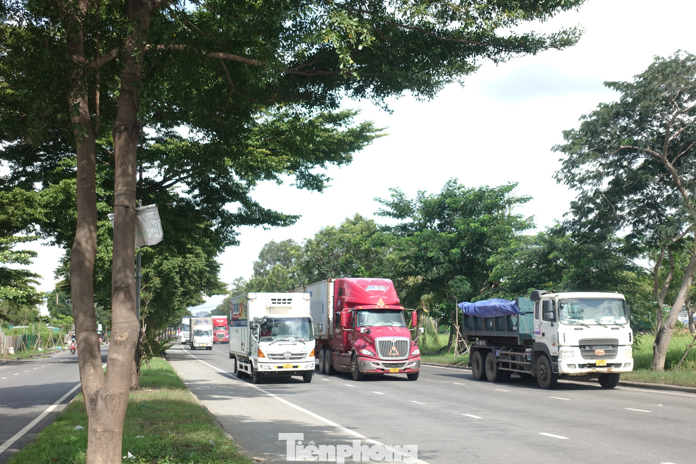 Đường Nguyễn Văn Linh có tổng chiều dài 17,8 km, nối từ đường Huỳnh Tấn Phát, quận 7 đến quốc lộ 1 (đoạn đi qua Bình Chánh) và kết nối với đường dẫn cao tốc TPHCM - Trung Lương. Ảnh: Hữu Huy