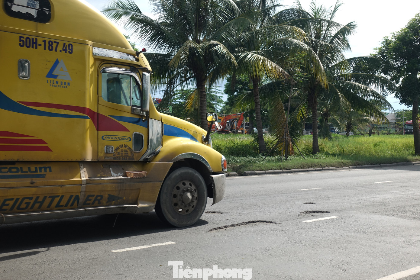 Đường Nguyễn Văn Linh là tuyến đường huyết mạch có ý nghĩa đối với sự phát triển kinh tế khu vực phía Nam TPHCM, kết nối với Khu chế xuất Tân Thuận, Cảng Tân Thuận, Khu đô thị Phú Mỹ Hưng, Khu công nghiệp Hiệp Phước, Cảng Hiệp Phước, Cầu Phú Mỹ, Khu đô thị mới Thủ Thiêm.... Ảnh: Hữu Huy