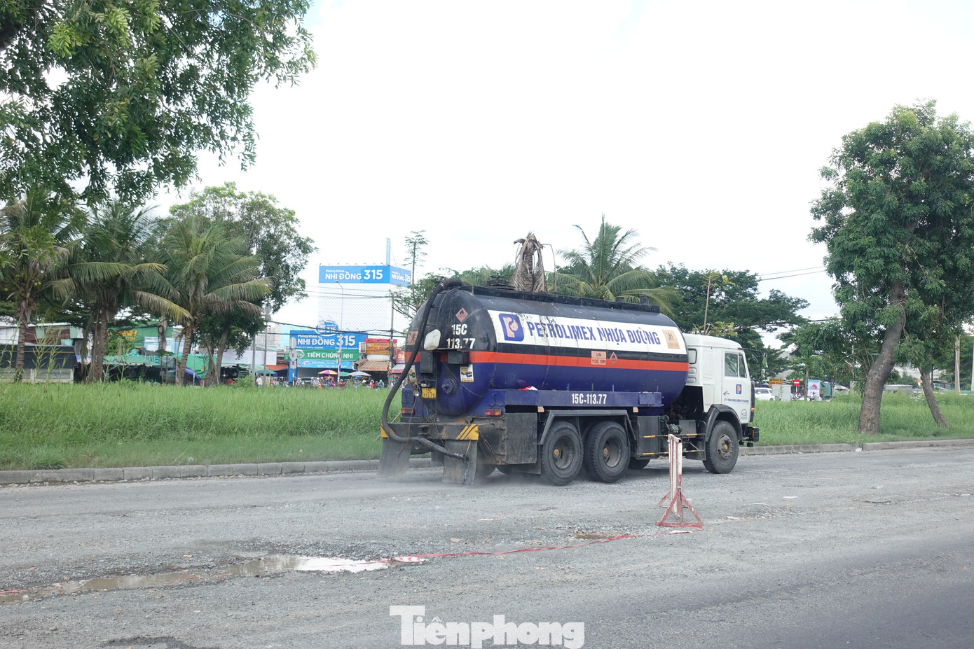Theo ghi nhận của PV, hiện nay một số vị trí trên đường Nguyễn Văn Linh được rào chắn để sửa chữa, tuy nhiên, tại thời điểm chiều 25/9, không có lực lượng thi công ở những khu vực này. Ảnh: Hữu Huy