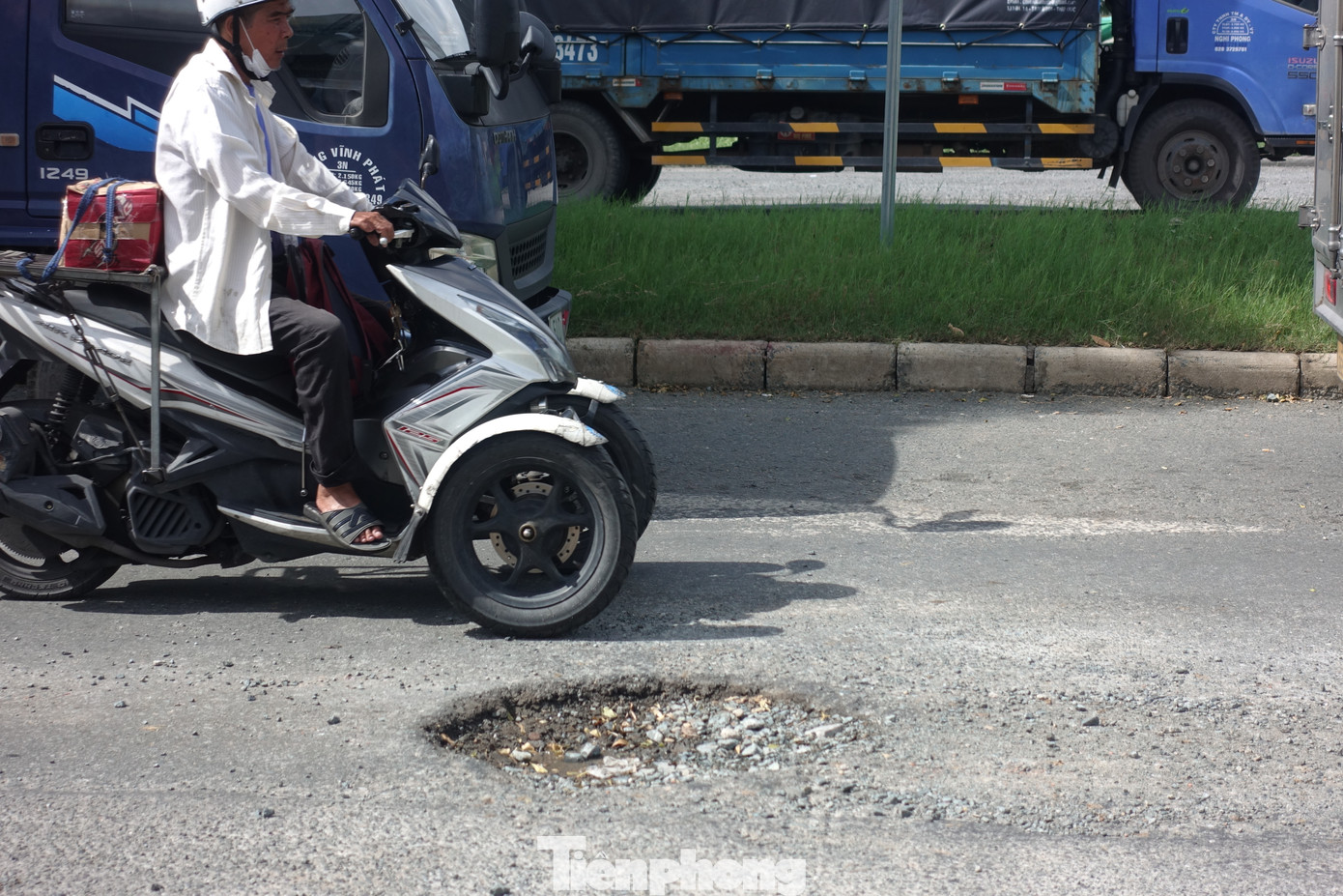 Mặt đường Nguyễn Văn Linh hư hỏng vào tháng 9/2023. Ảnh: Hữu Huy