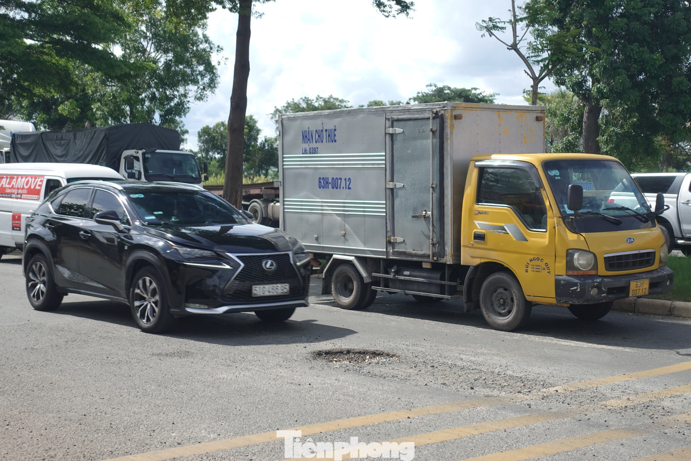 Theo phản ánh của nhiều tài xế, đường Nguyễn Văn Linh (đoạn qua huyện Bình Chánh) đang xảy ra tình trạng xuống cấp, gây mất an toàn giao thông. Ảnh: Hữu Huy