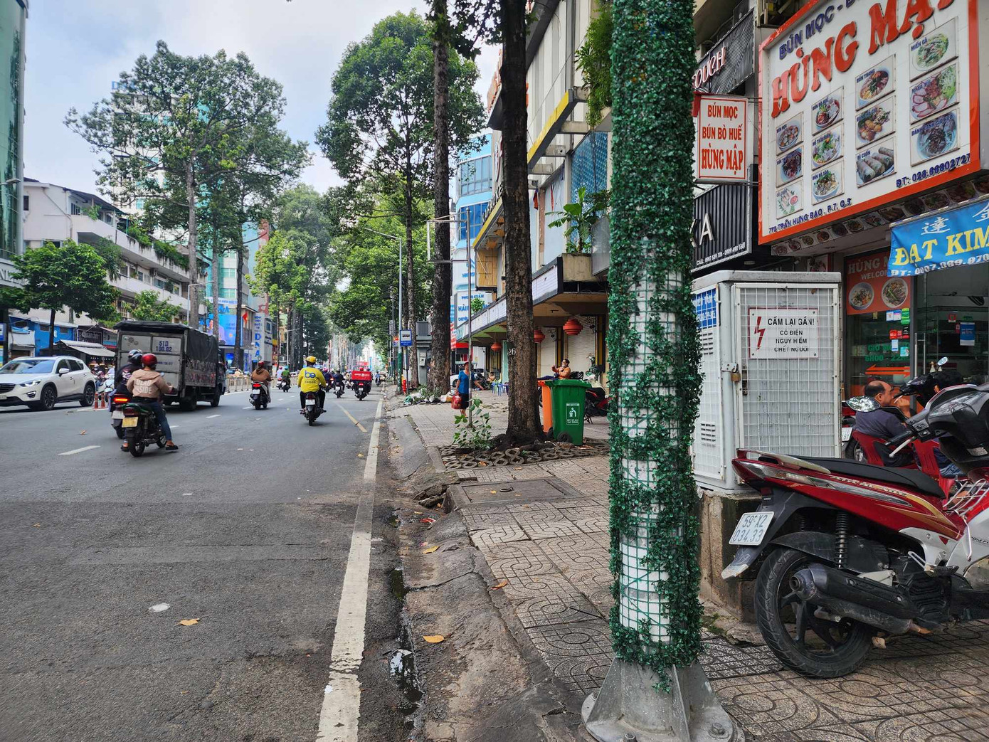 Trụ đèn chiếu sáng trên đường Trần Hưng Đạo (phường 7, quận 5) được quấn cỏ nhựa để chống dán rao vặt, quảng cáo. Trụ đèn chiếu sáng trên đường Trần Hưng Đạo (phường 7, quận 5) được quấn cỏ nhựa để chống dán rao vặt, quảng cáo.