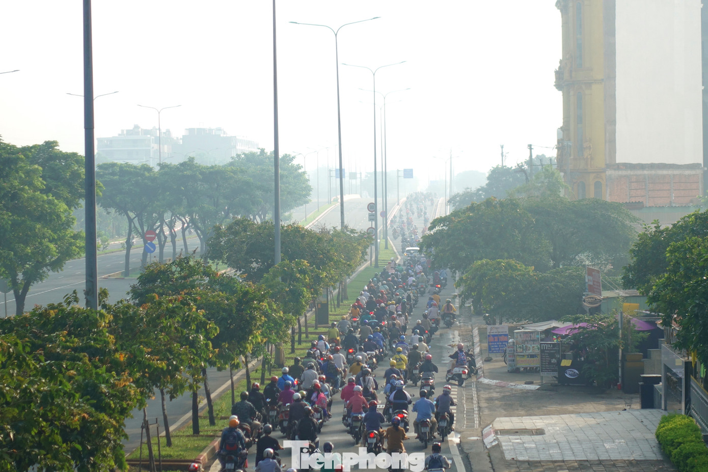 Trên trục đường như Võ Văn Kiệt (quận 8 đến quận 1)... sương mù xuất hiện từ tầng cao đến sát mặt đất.