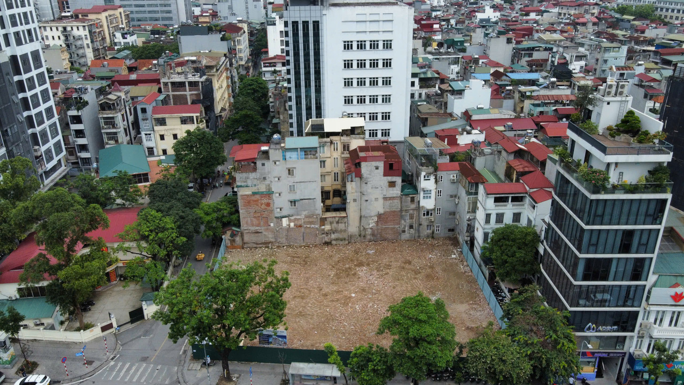 UBND TP Hà Nội vừa có quyết định giao khoảng 1.328 m2 đất tại số 22 phố Liễu Giai (phường Cống Vị, quận Ba Đình) cho Công ty TNHH Đầu tư và Kinh doanh Bất động sản Việt - Úc (gọi tắt là Công ty Bất động sản Việt - Úc) để thực hiện dự án cải tạo, xây dựng lại khu tập thể Viện Tư liệu phim Việt Nam - The Boulevard.