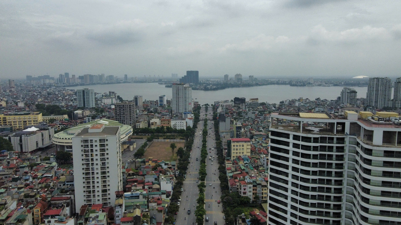 Đây được xem là khu "đất vàng" của Thủ đô, gần với toà cao ốc chọc trời Lotte Center, và chỉ cách Hồ Tây khoảng 1km.