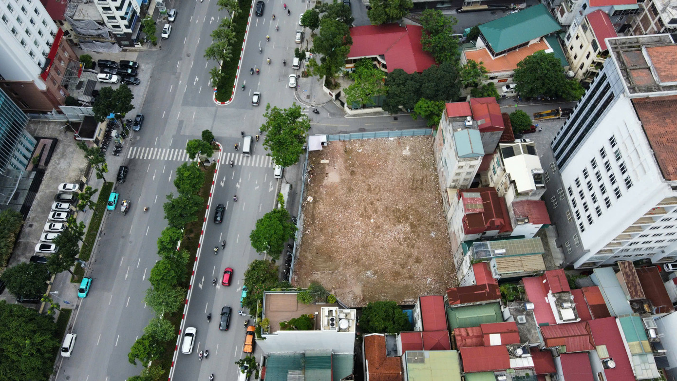 Theo ghi nhận của PV Tiền Phong, khu đất tại số 22 phố Liễu Giai để thực hiện dự án cải tạo, xây dựng lại khu tập thể Viện Tư liệu phim Việt Nam - The Boulevard nằm ở vị trí đắc địa với 2 mặt tiền, giáp với phố Liễu Giai và phố Kim Mã Thượng.