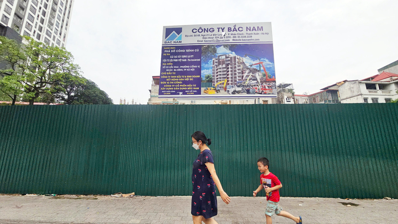 UBND TP Hà Nội yêu cầu Công ty Bất động sản Việt - Úc có trách nhiệm liên hệ với Sở Nông nghiệp và Môi trường để làm thủ tục nhận bàn giao mốc giới trên bản đồ và ngoài thực địa; đăng ký đất đai, cấp giấy chứng nhận quyền sử dụng đất; liên hệ Sở Xây dựng hướng dẫn thủ tục nhận giấy phép xây dựng.