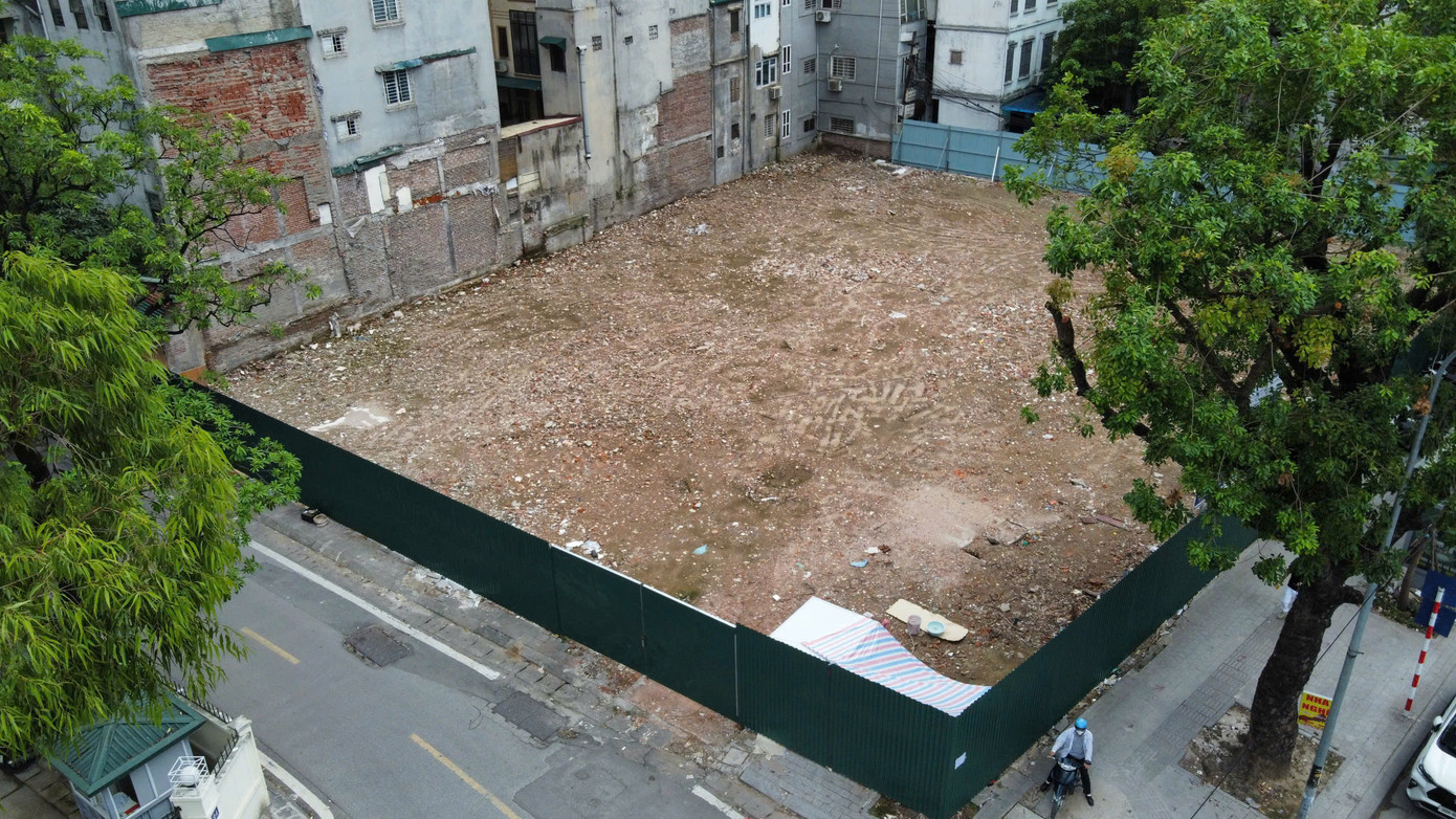 Trước đó, năm 2018, UBND TP Hà Nội có quyết định chấp thuận nhà đầu tư thực hiện dự án và chấp thuận về nguyên tắc phương án bồi thường, hỗ trợ, tạm cư, tái định cư dự án cải tạo xây dựng lại khu tập thể Viện Tư liệu phim Việt Nam - The Boulevard do Công ty bất động sản Việt - Úc là nhà đầu tư. Tiến độ thực hiện dự án dự kiến từ Quý III/2018 đến Quý II/2020.