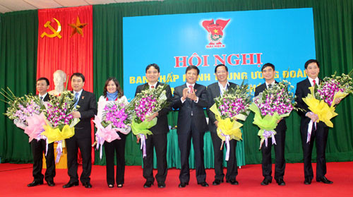 Ủy viên T.Ư Đảng, Phó trưởng ban thường trực Ban Tổ chức T.Ư, ông Trần Lưu Hải (đứng giữa) tặng hoa chúc mừng Ban Bí thư T.Ư Đoàn khóa X gồm 7 đồng chí. Ủy viên T.Ư Đảng, Phó trưởng ban thường trực Ban Tổ chức T.Ư, ông Trần Lưu Hải (đứng giữa) tặng hoa chúc mừng Ban Bí thư T.Ư Đoàn khóa X gồm 7 đồng chí.