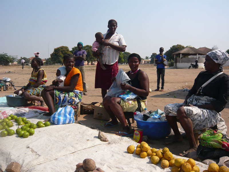 Sau khi thu hoạch, người dân đem rau, củ, quả... ra đường để bán