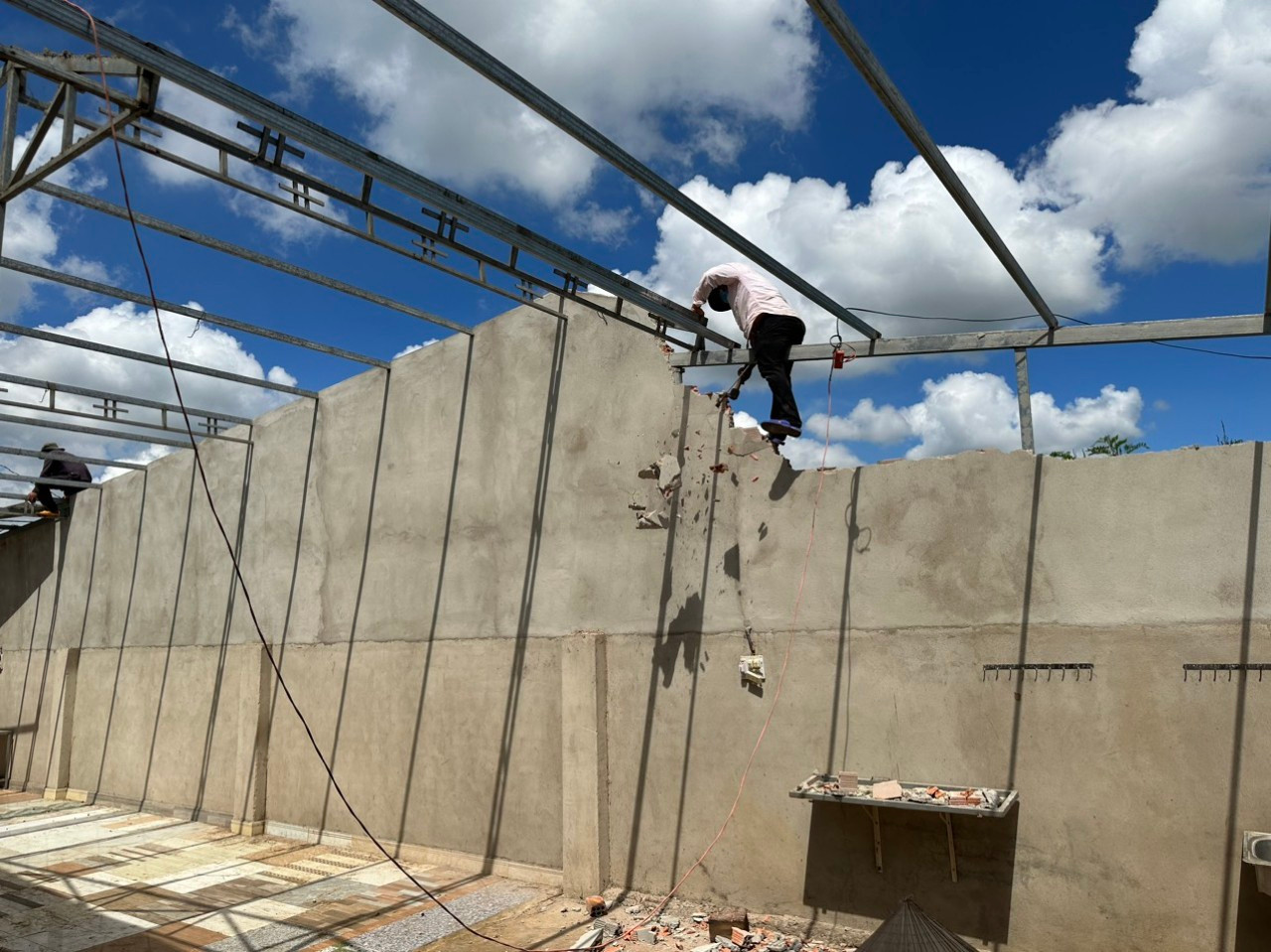 Một căn nhà trái phép trên đất quy hoạch đất quốc phòng xin tự tháo dỡ. Một căn nhà trái phép trên đất quy hoạch đất quốc phòng xin tự tháo dỡ.