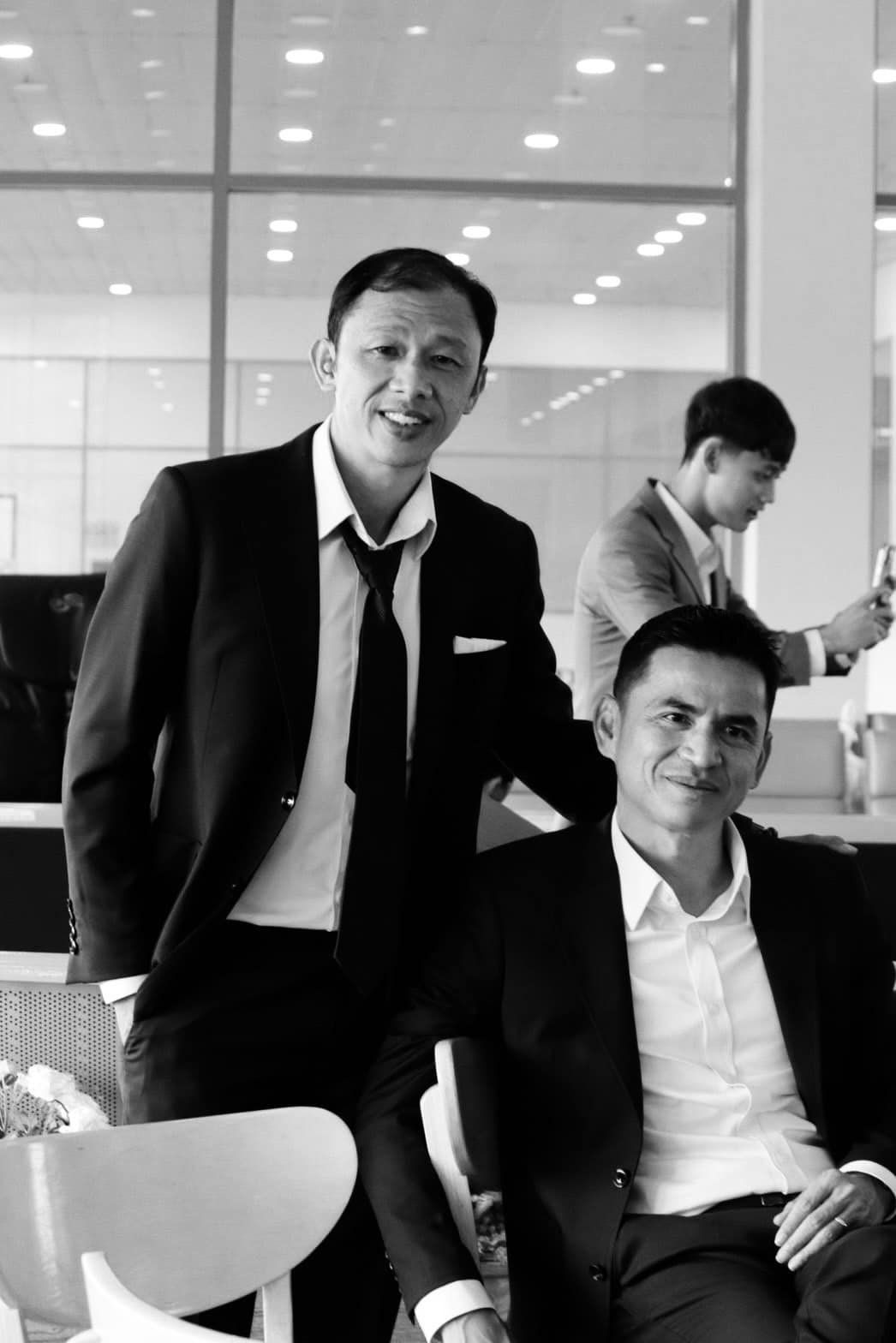 Trợ lý Dương Minh Ninh và HLV Kiatisuk.